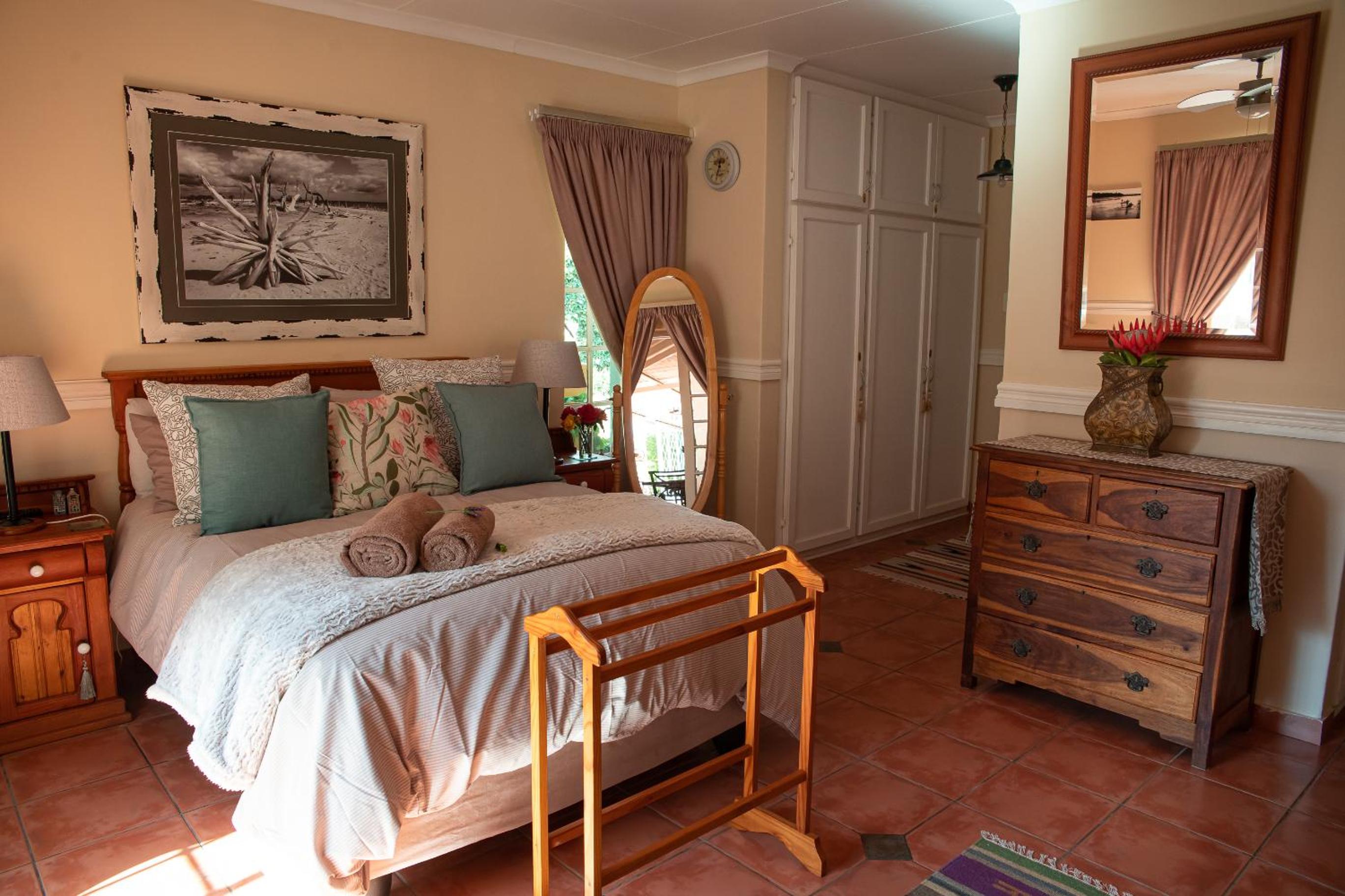 Double Room with Patio - Photo 5