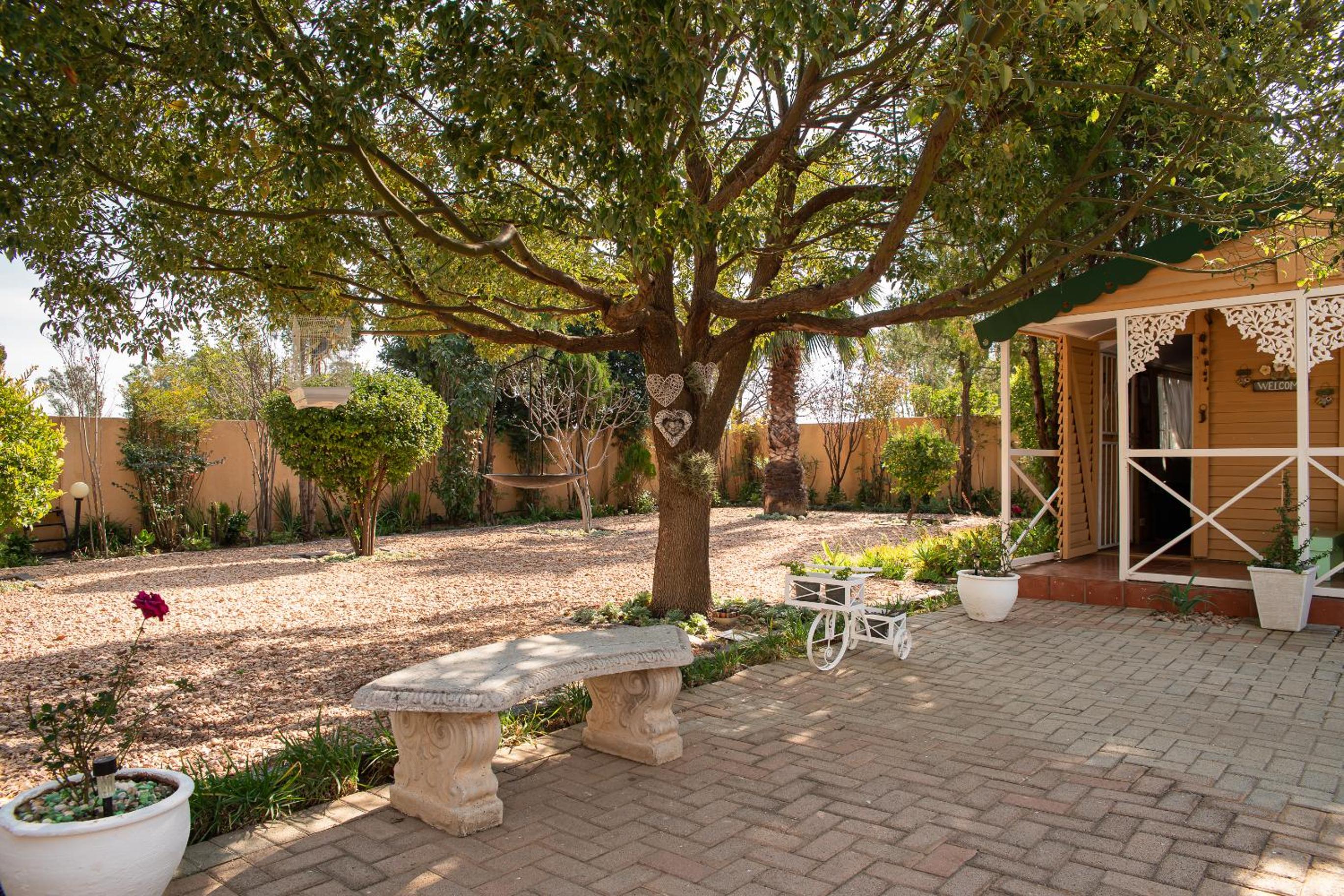 Double Room with Patio - Photo 10