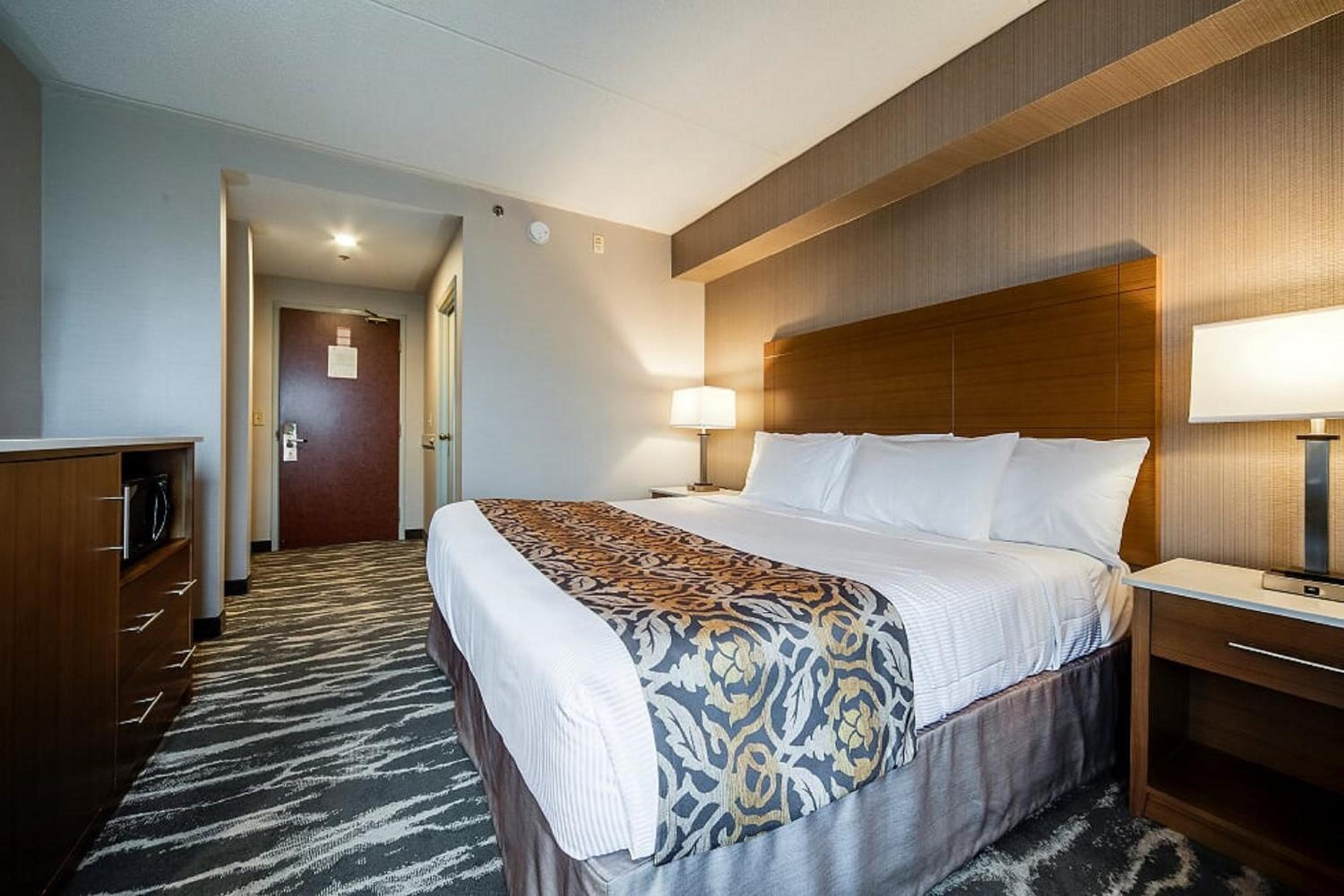 Standard room with 1 king bed - Photo 3