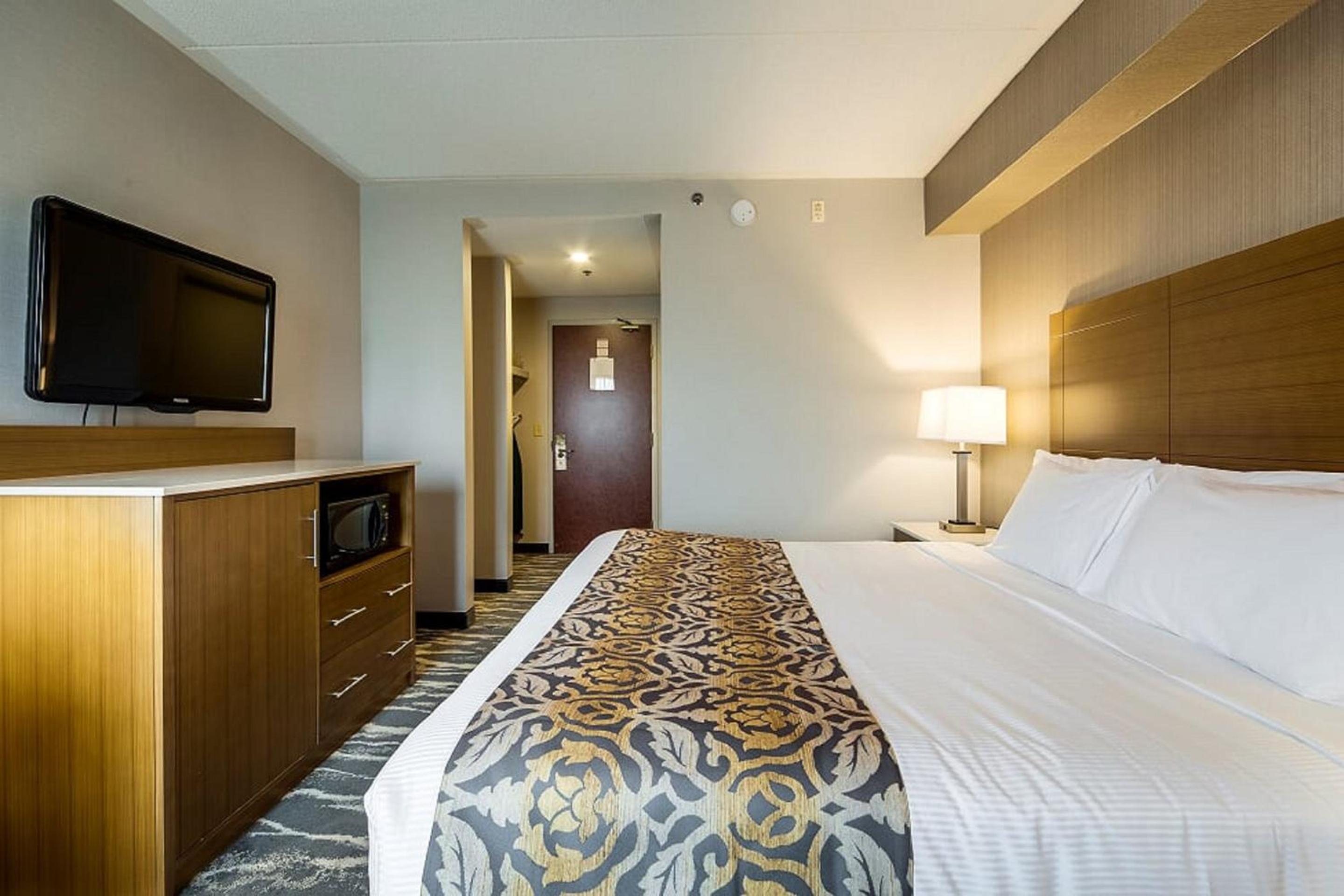 Standard room with 1 king bed - Photo 1