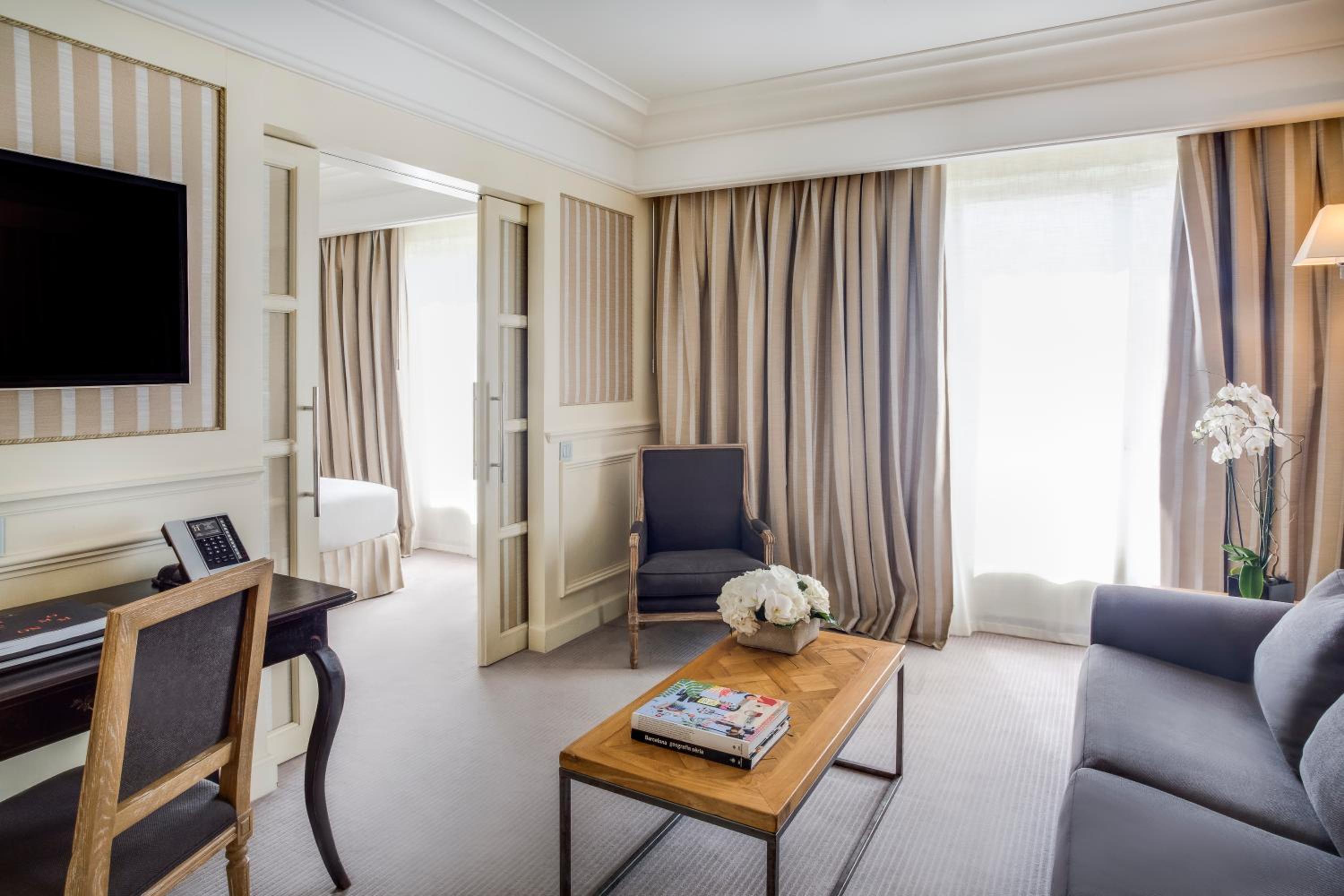 Junior Suite with Landmark View thumbnail 5