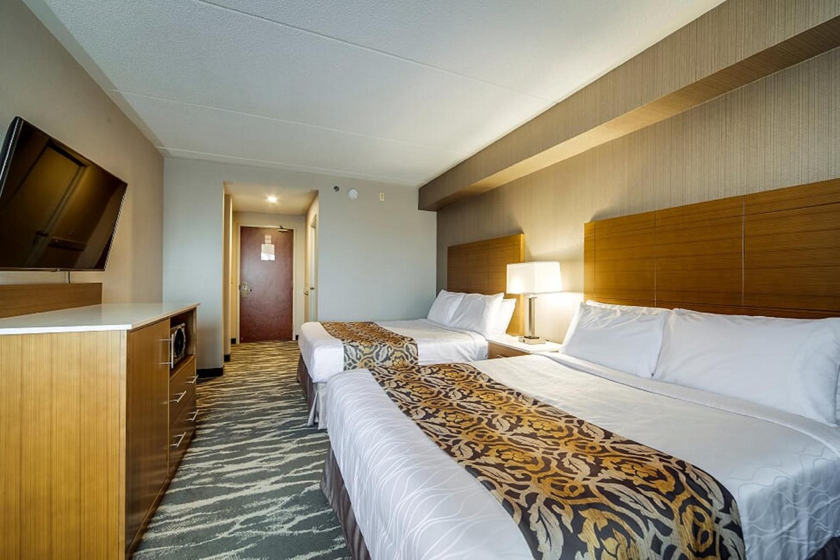 Standard Room with Two Queen Beds - Photo 3