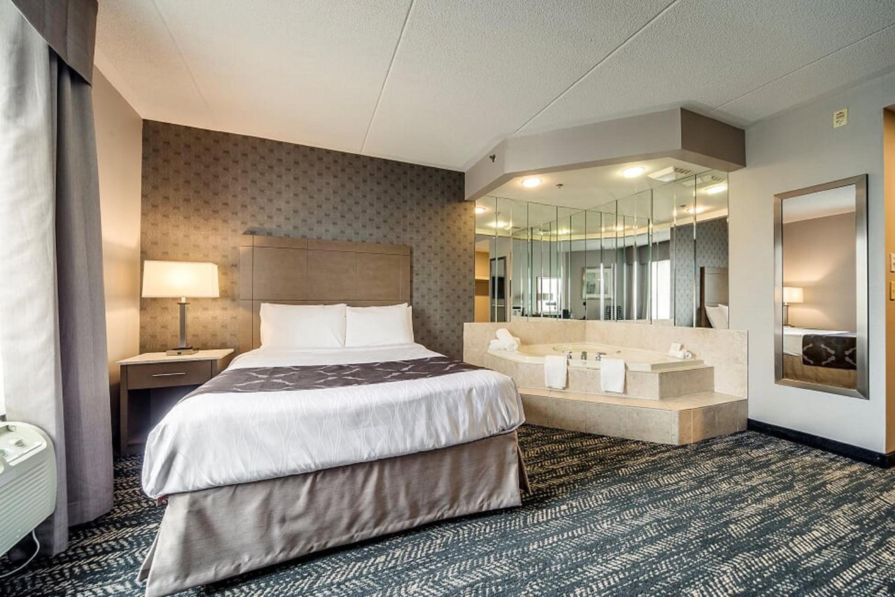 Queen Suite with Jetted Tub - Photo 9