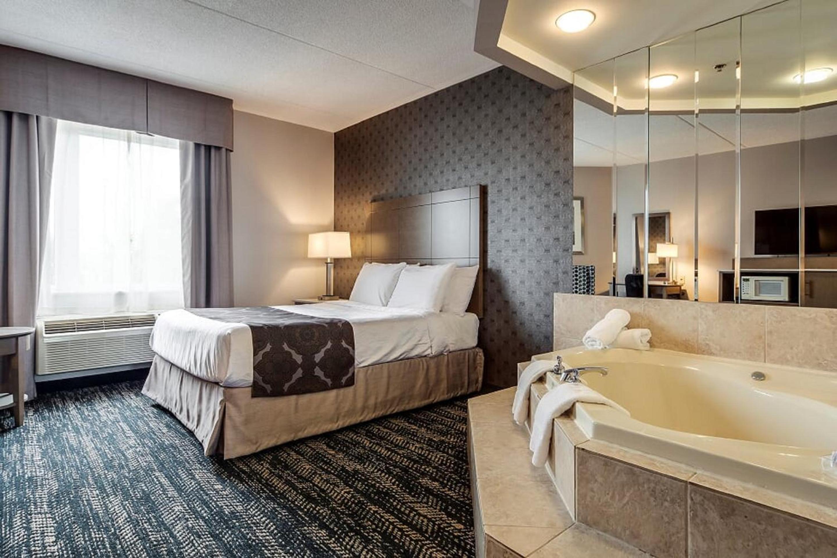 Queen Suite with Jetted Tub - Photo 7