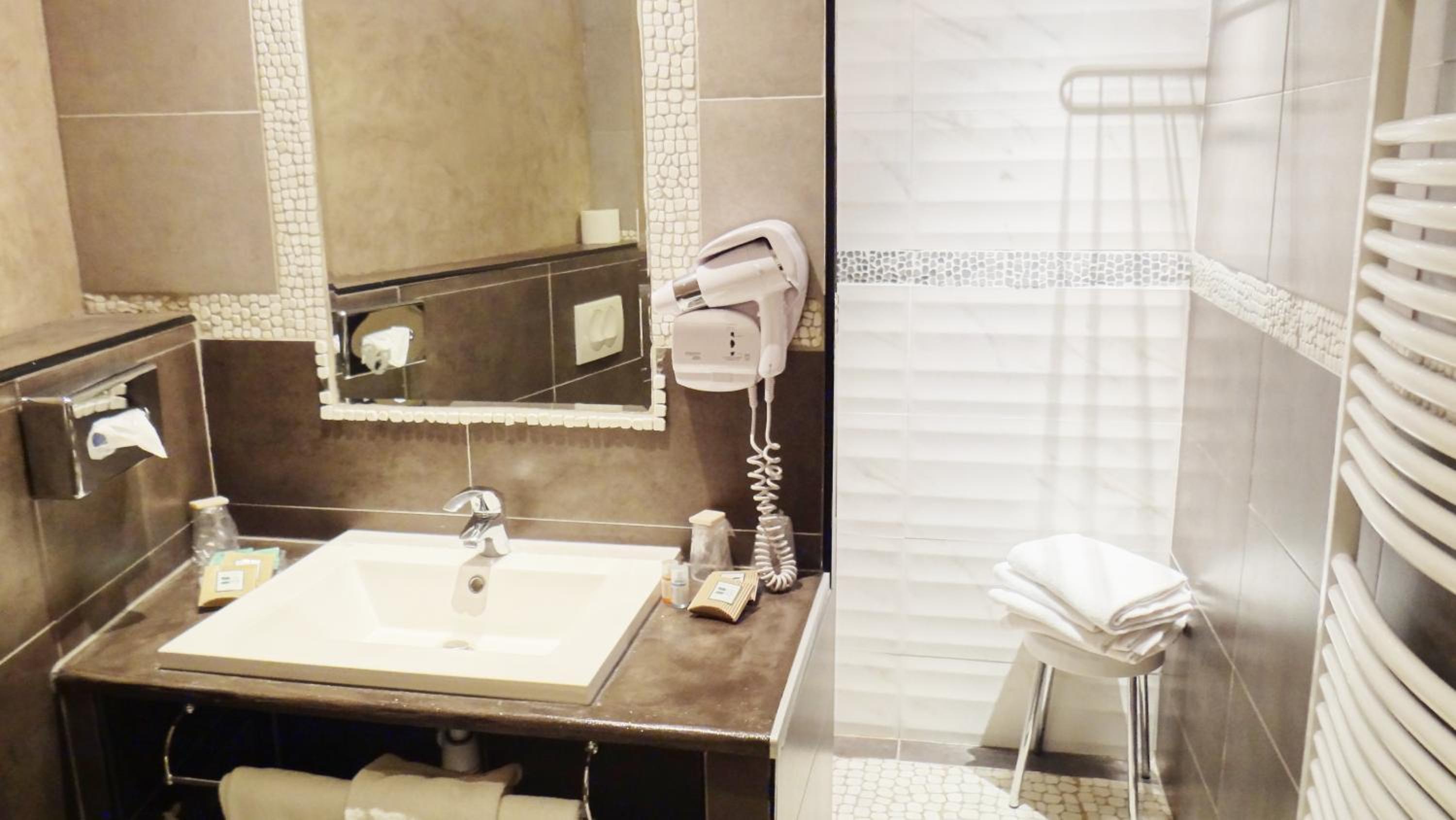 Superior Triple Room with Pool View - Photo 5