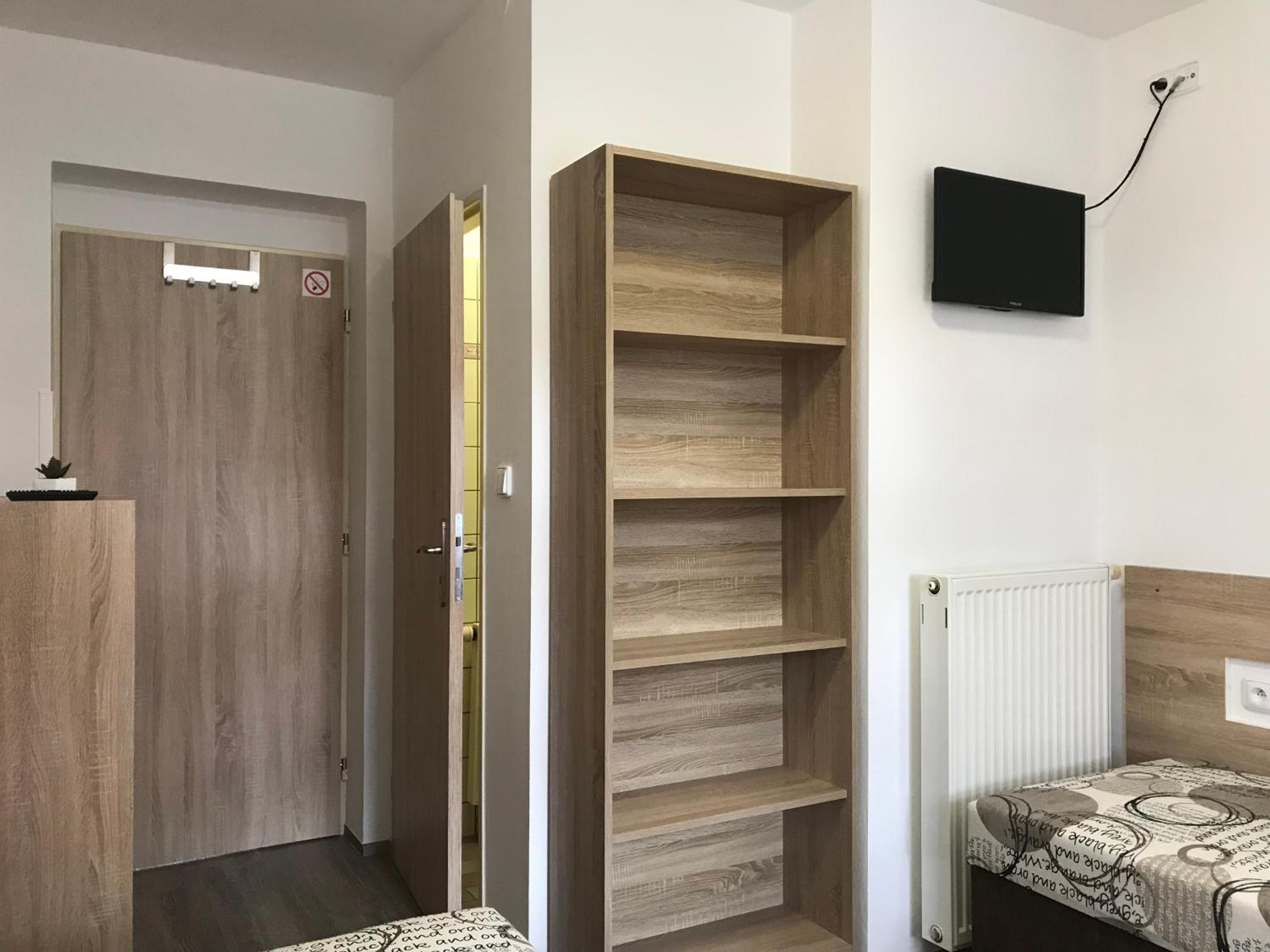 Small Double Room - Photo 5