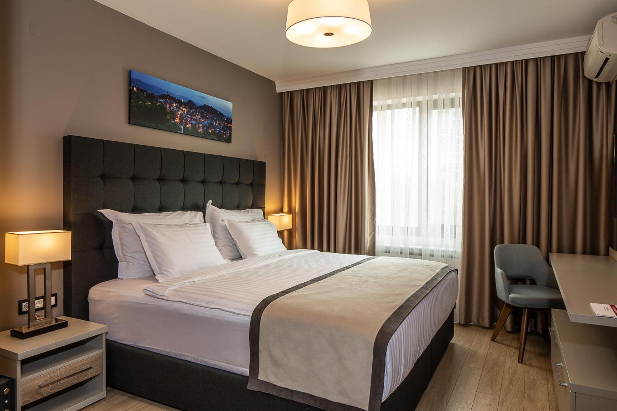 King Suite with Sofa Bed - Non-Smoking - Photo 4
