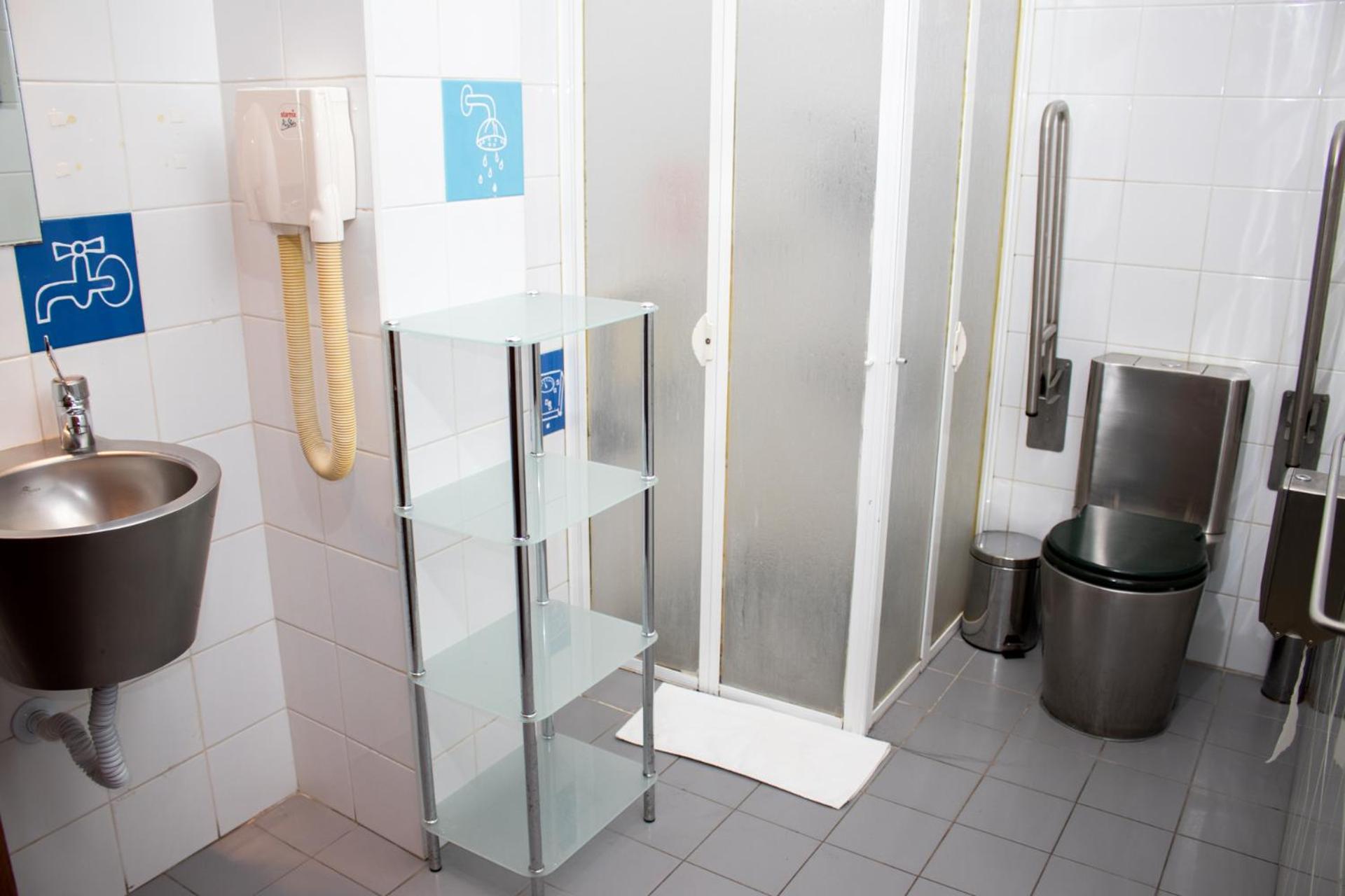 Twin Room - Disability Access photo 3