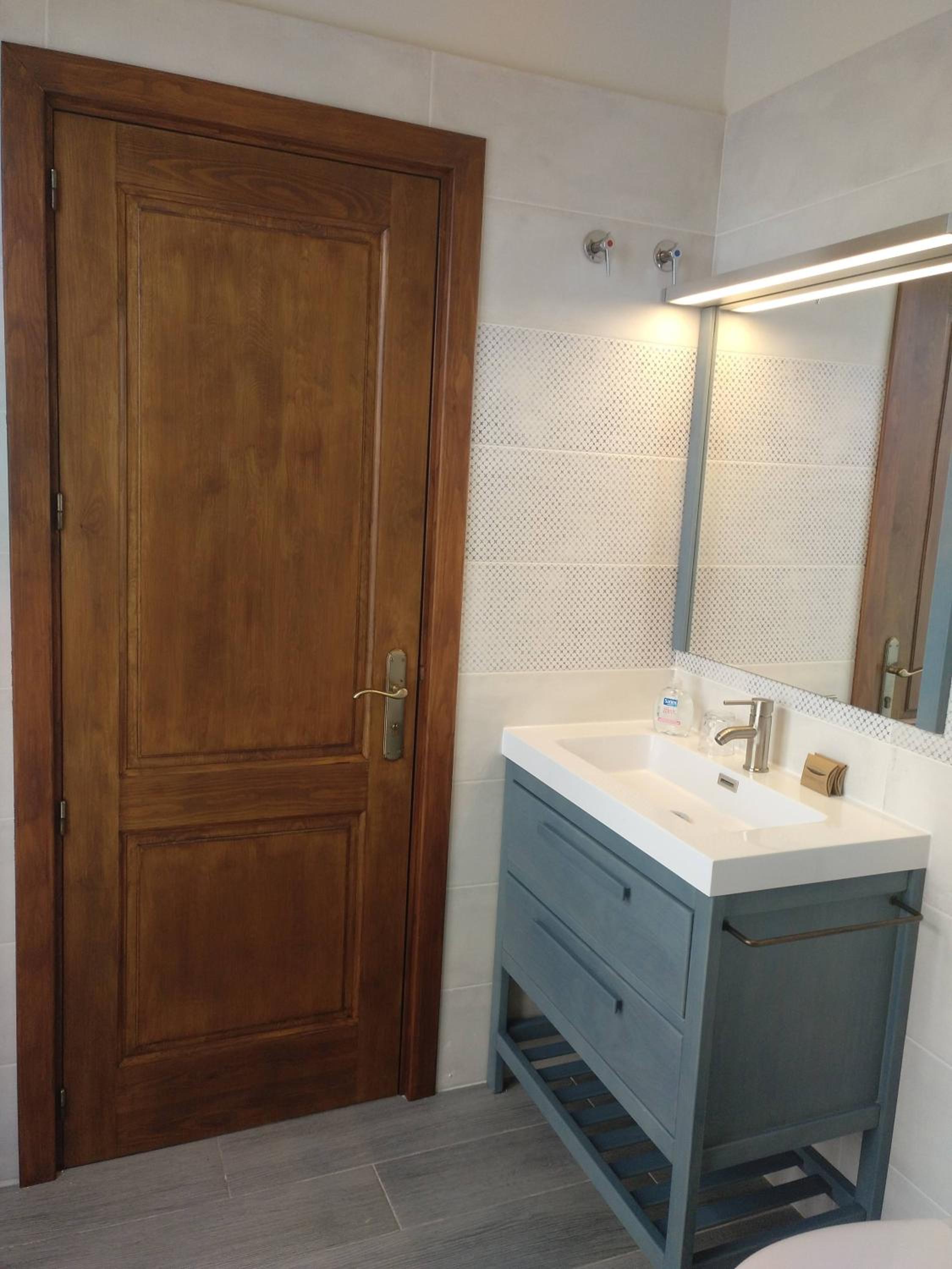 Double or Twin Room with Balcony and Mountain View - Photo 11