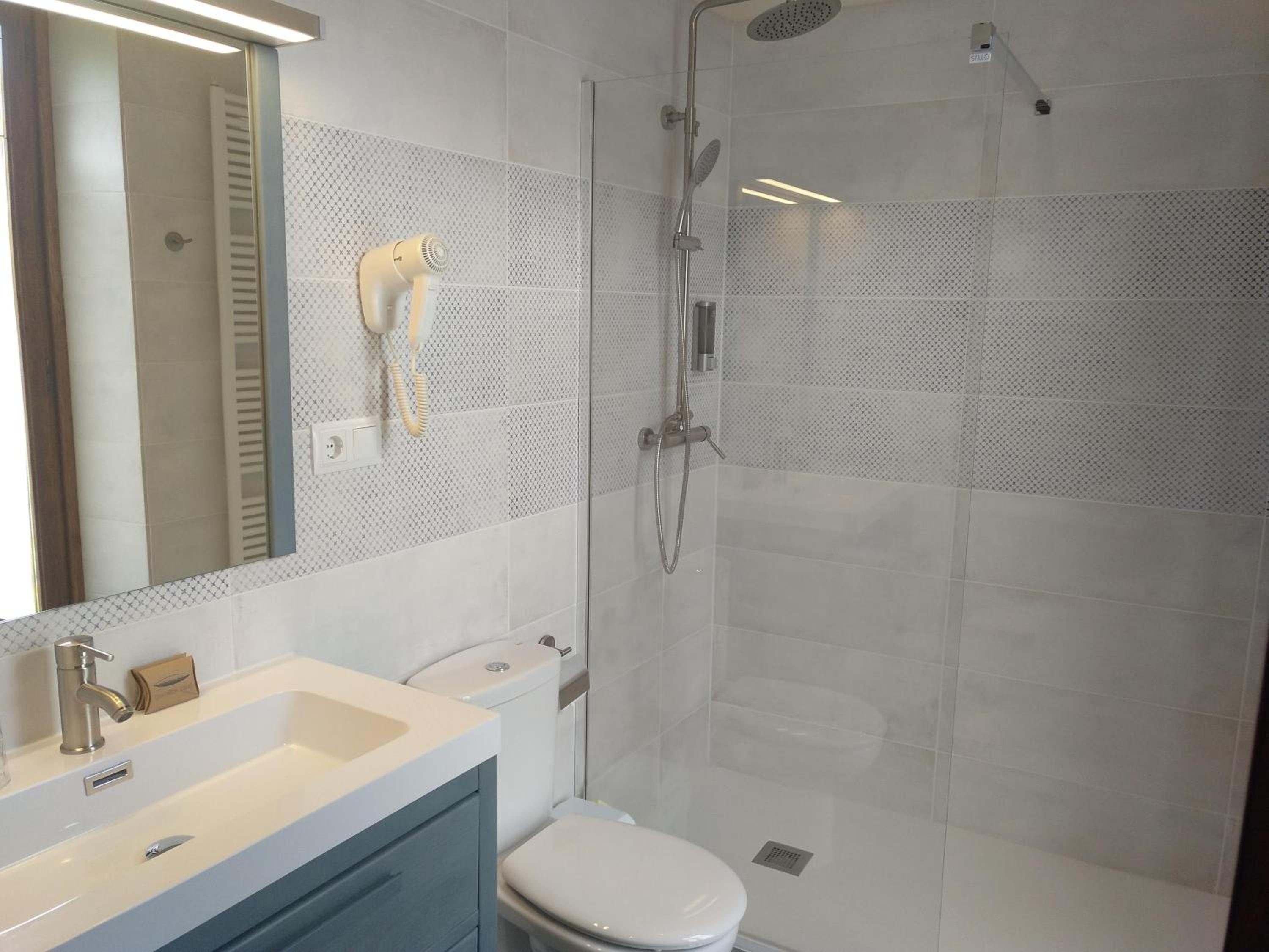 Double or Twin Room with Balcony and Mountain View - Photo 10