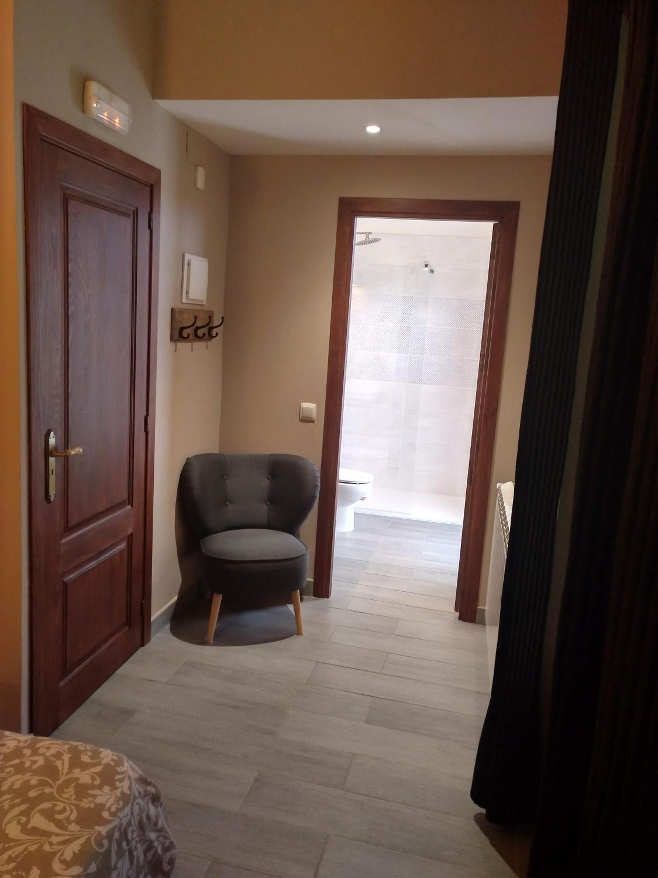 Double or Twin Room with Balcony and Mountain View - Photo 15