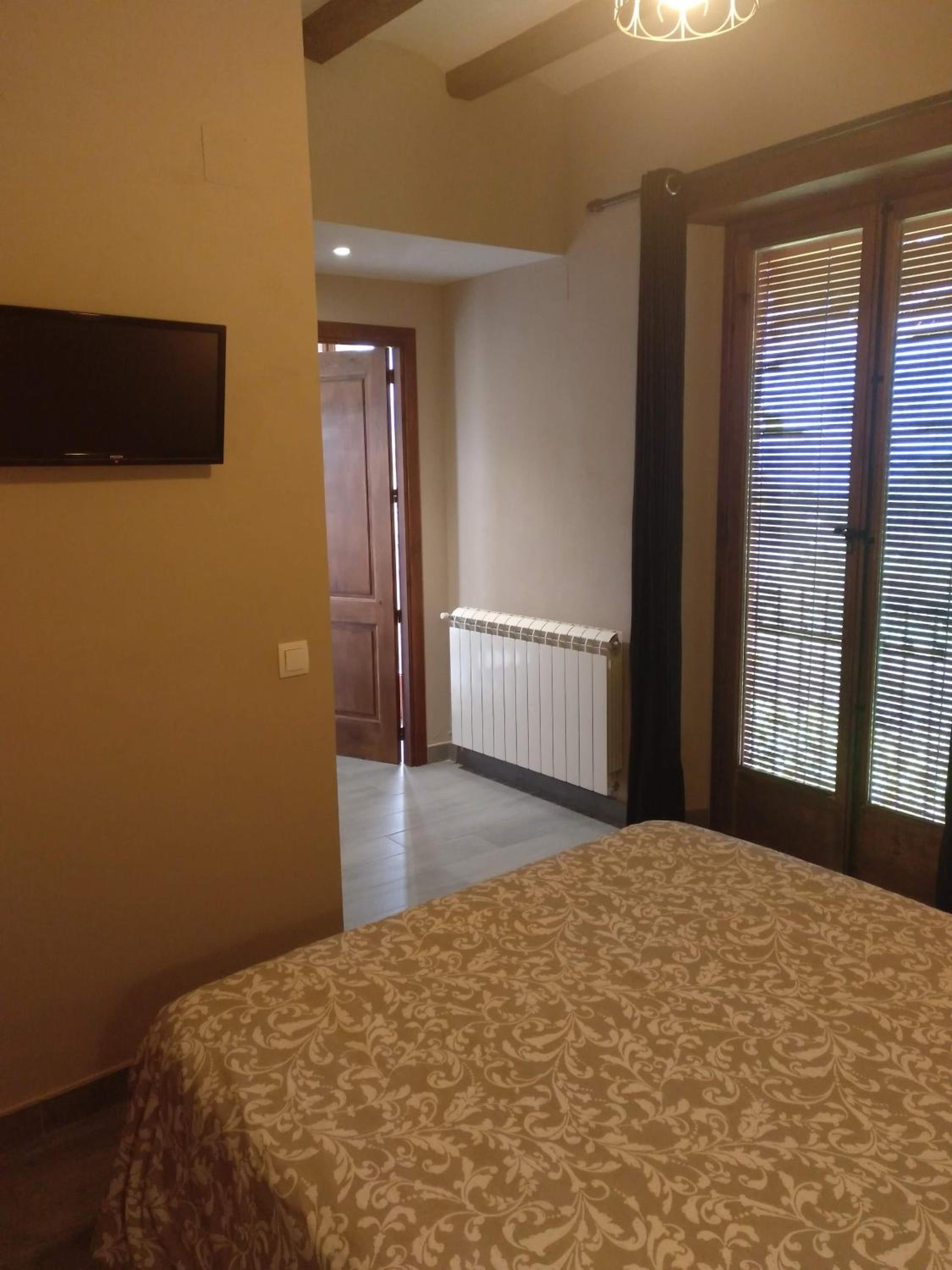 Double or Twin Room with Balcony and Mountain View - Photo 12