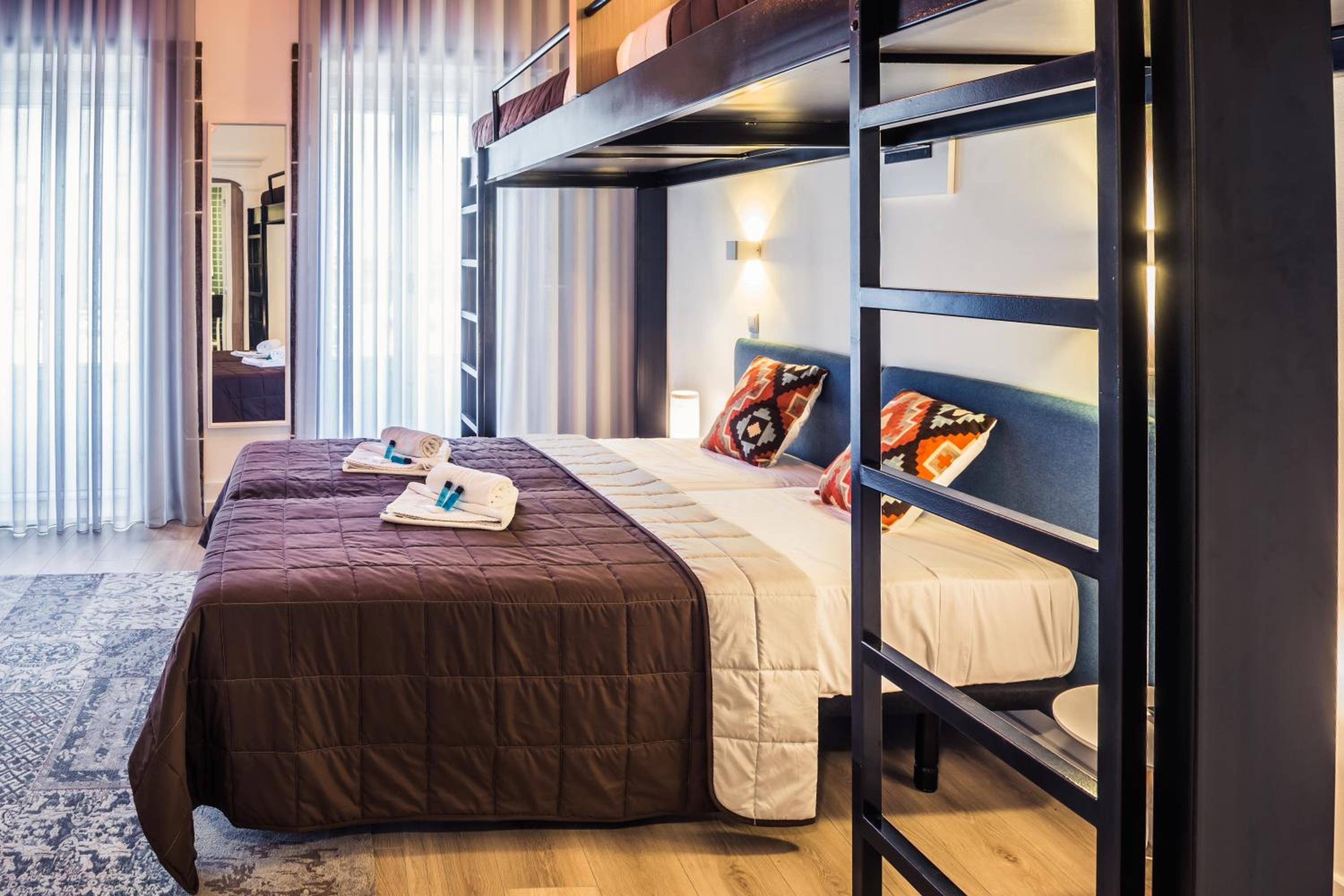Quadruple Room with Private Bathroom - Photo 4