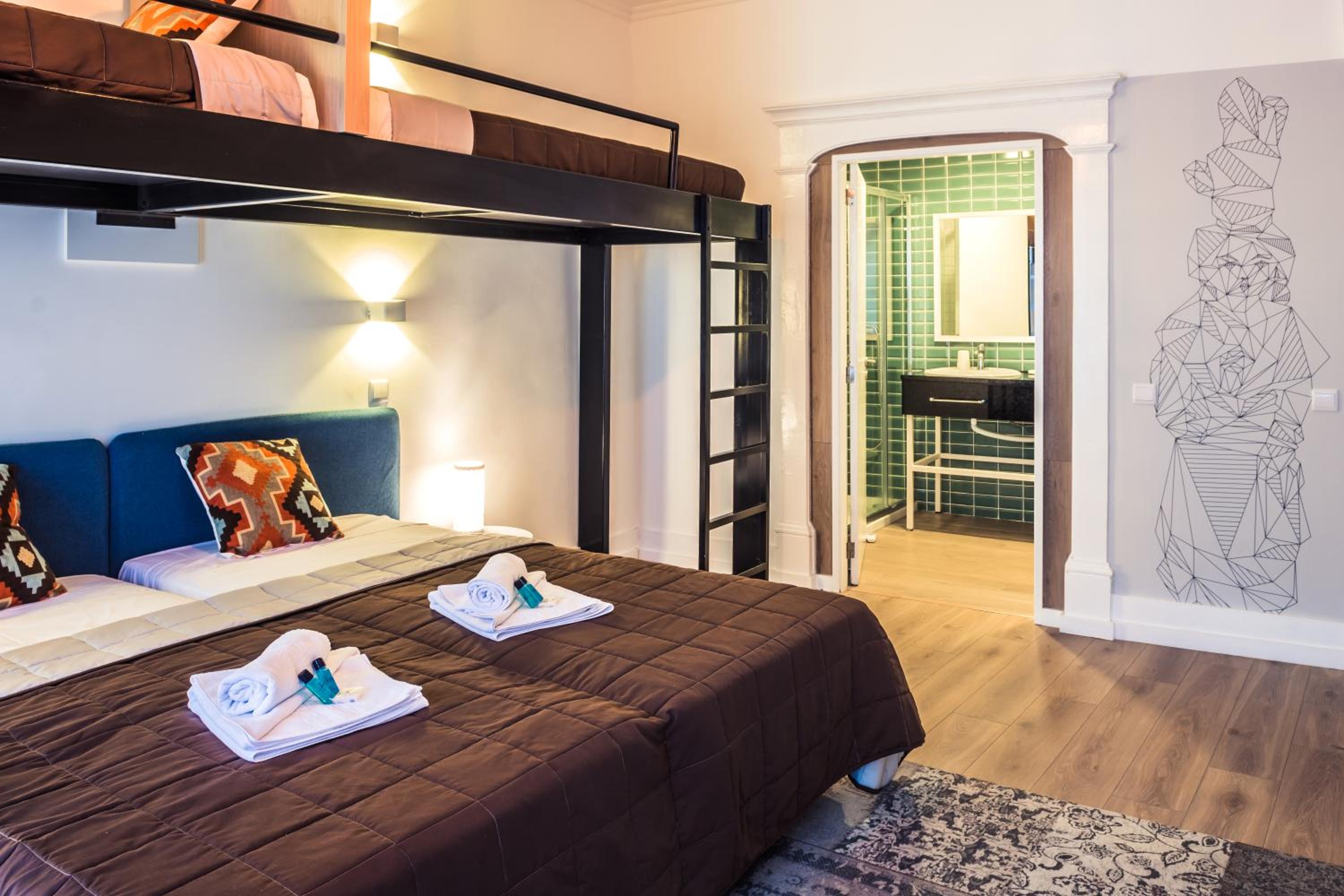 Quadruple Room with Private Bathroom - Photo 6