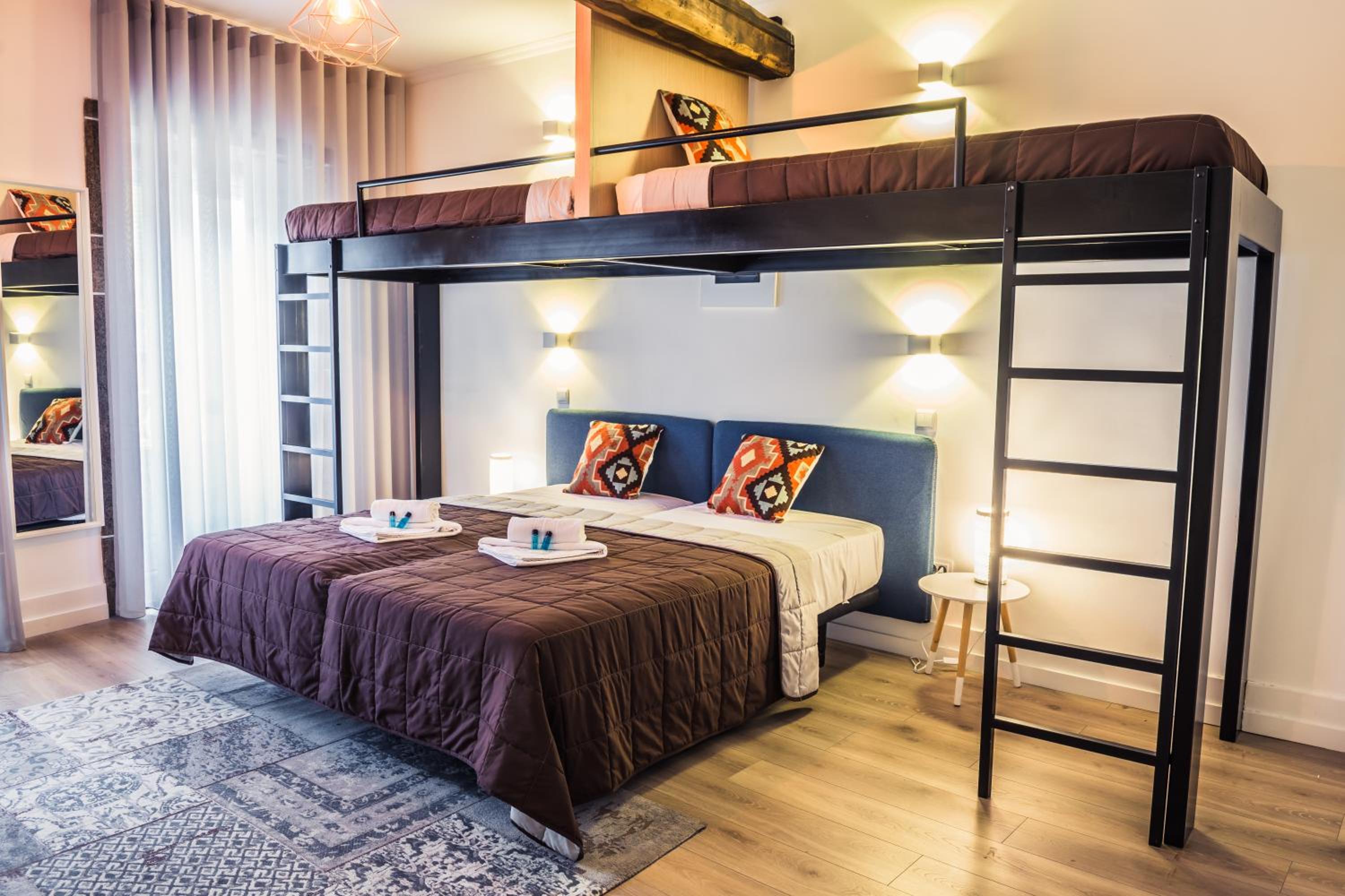 Quadruple Room with Private Bathroom - Photo 8