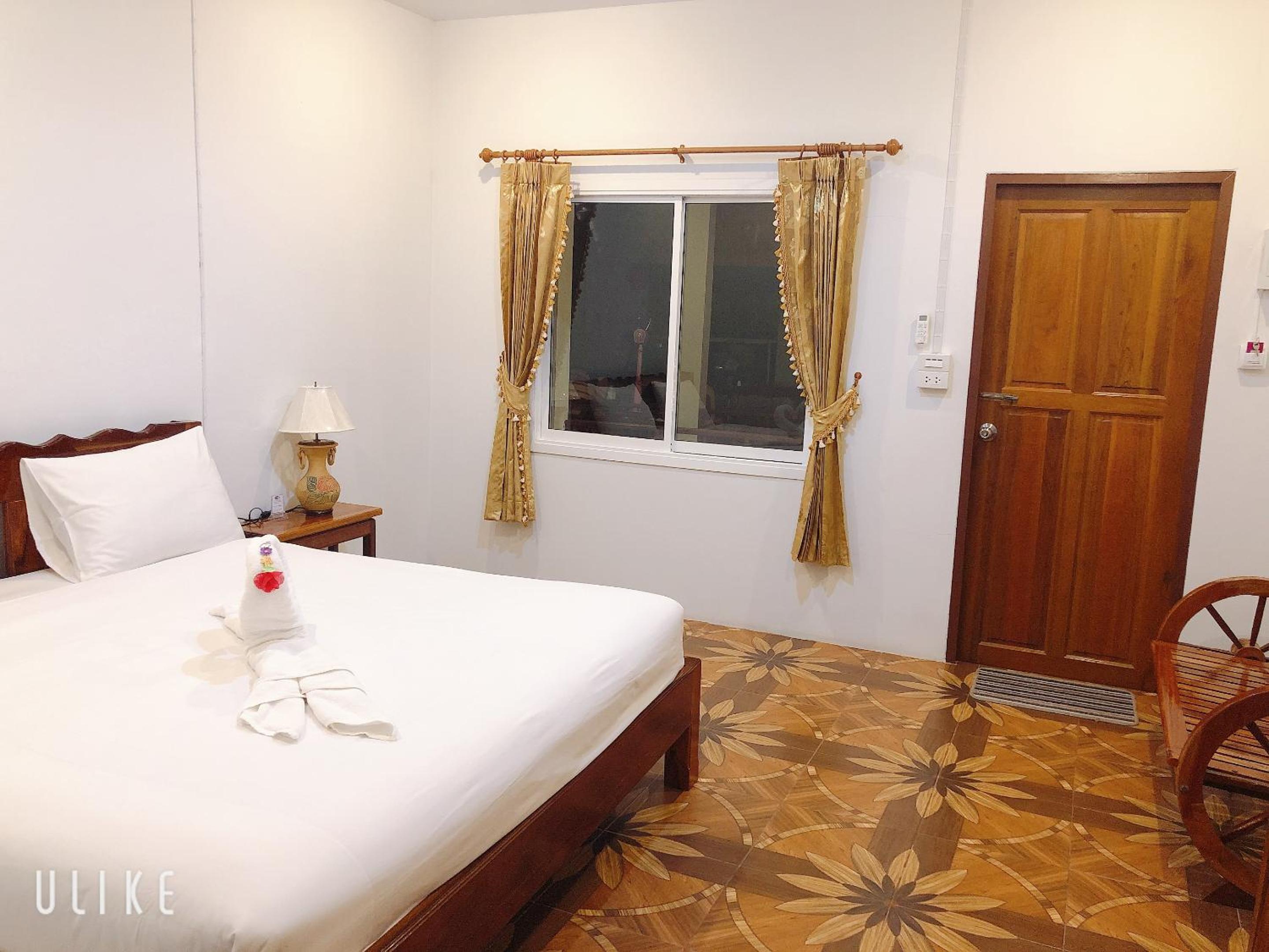 Deluxe Room - Photo 13