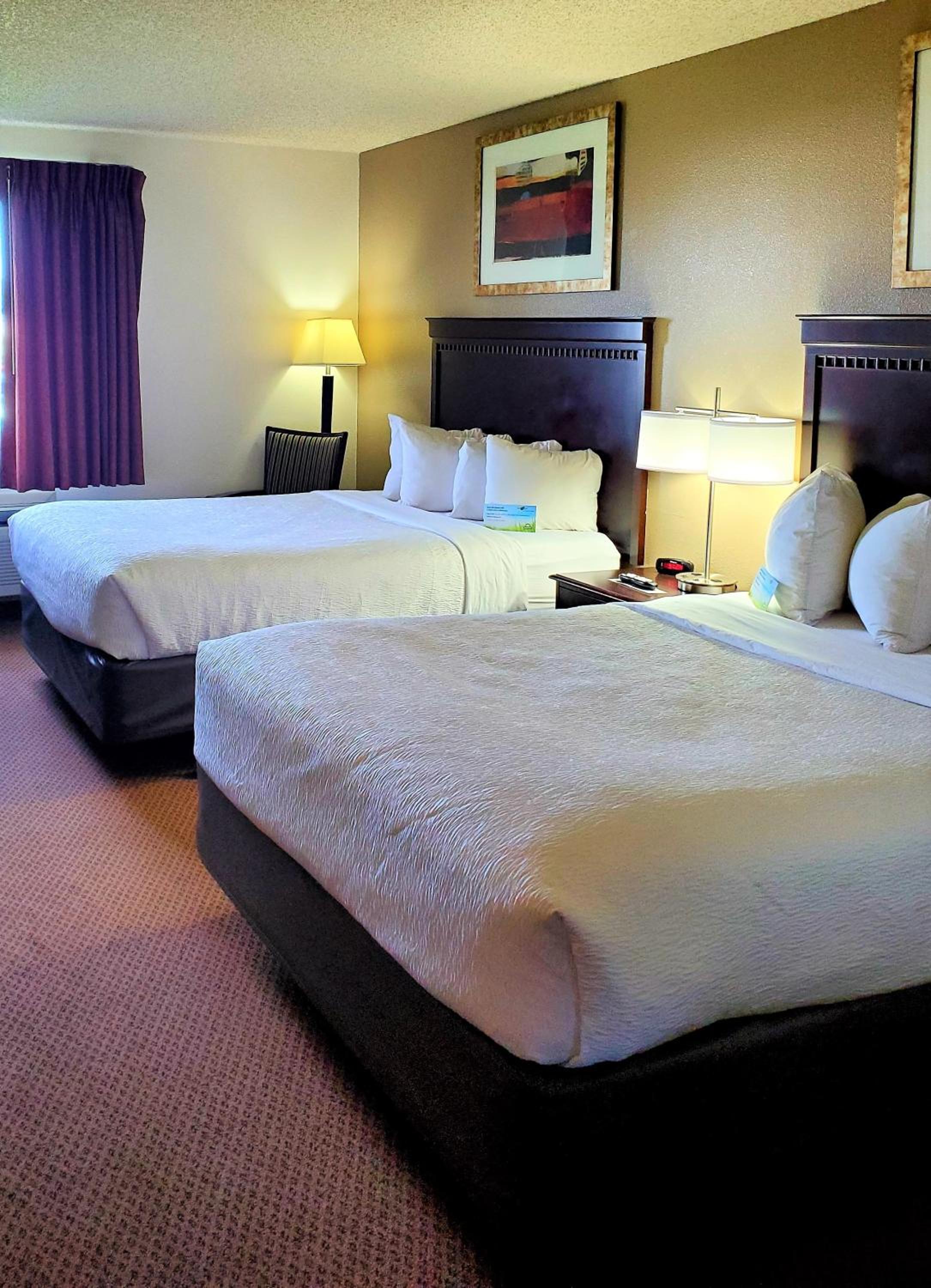 Queen Room with Two Queen Beds - Non-Smoking - Photo 3