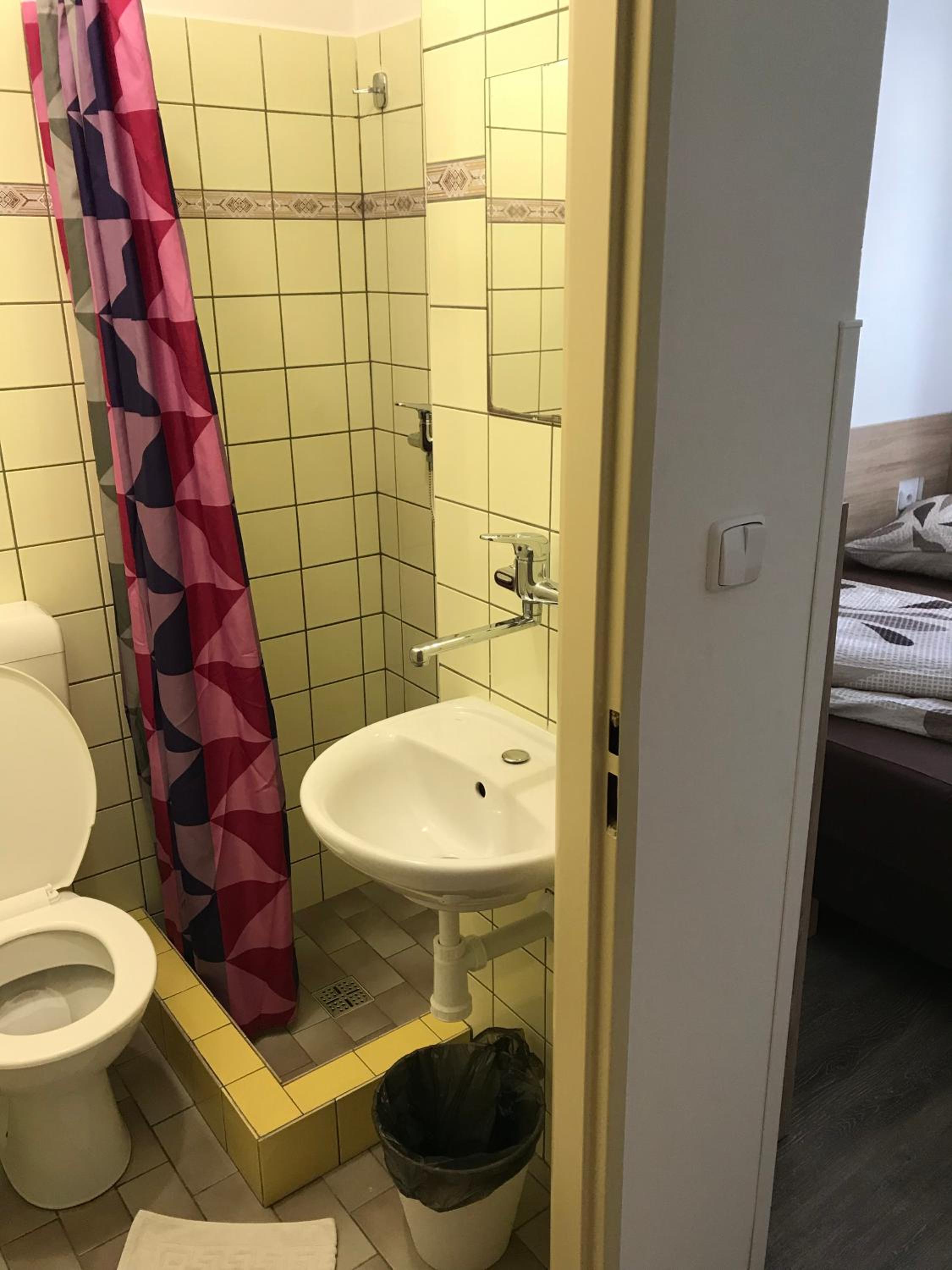 Small Double Room - Photo 12