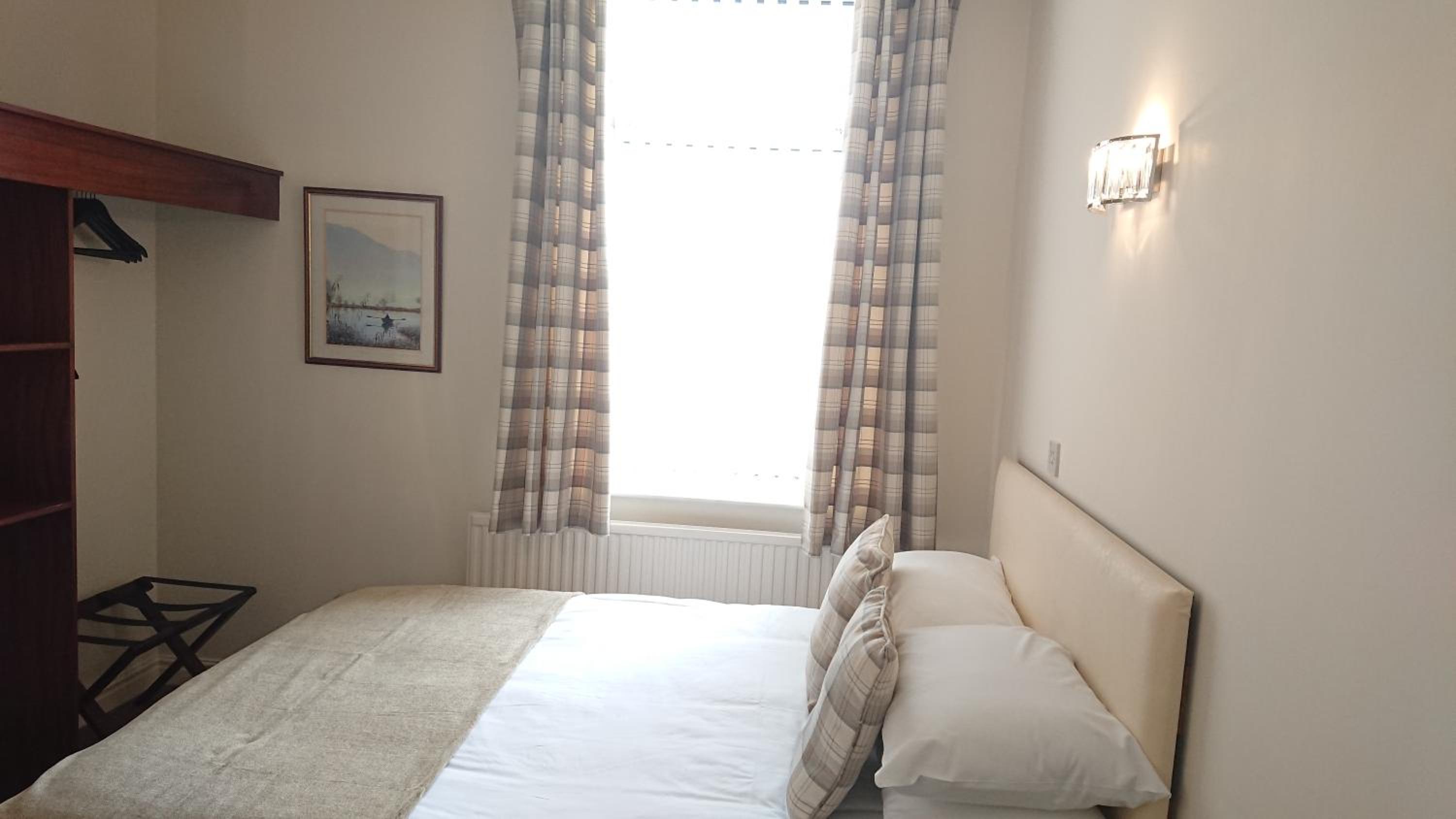 Double Room with Private Bathroom - Photo 9