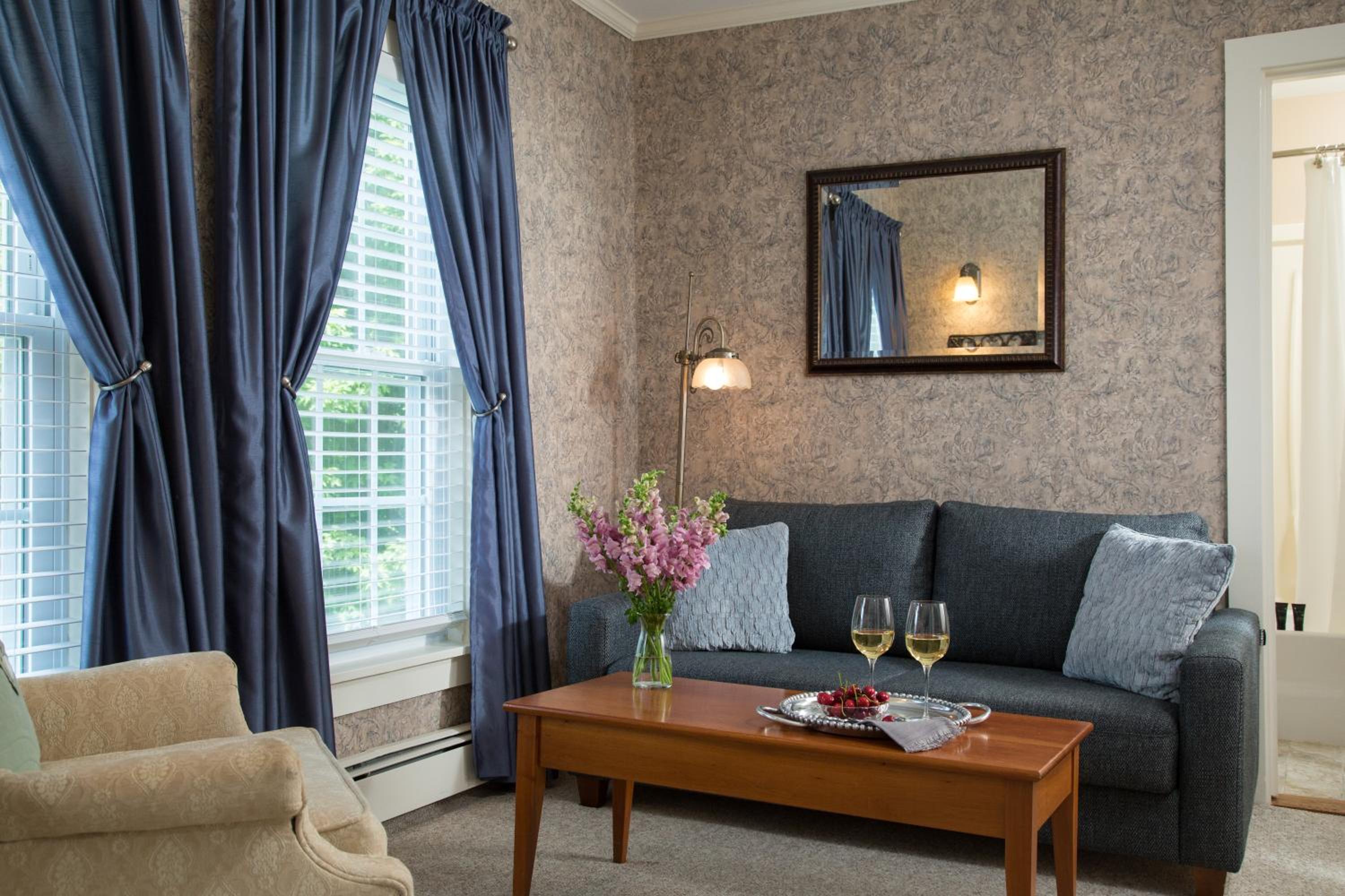 Deluxe King Suite photo 3