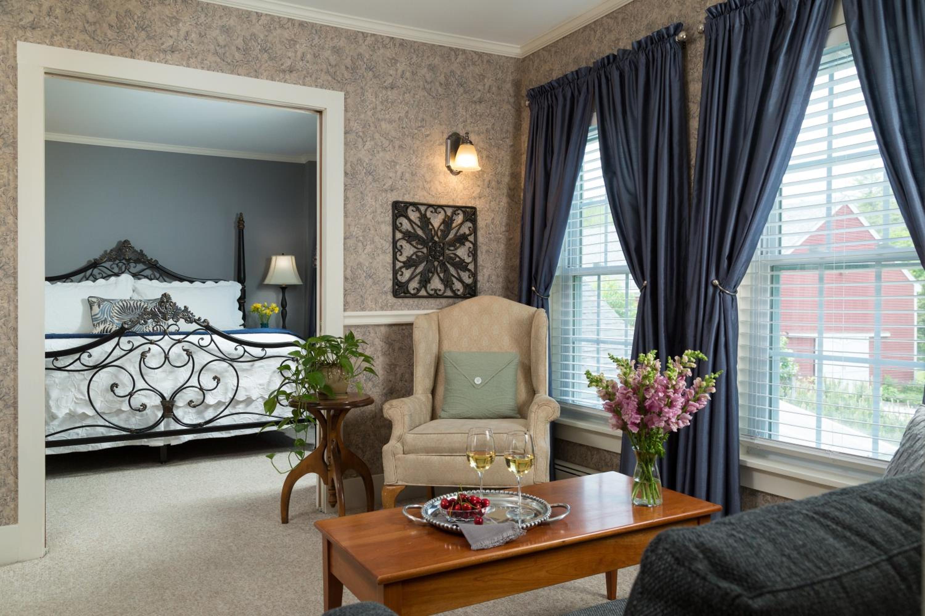 Deluxe King Suite photo 1