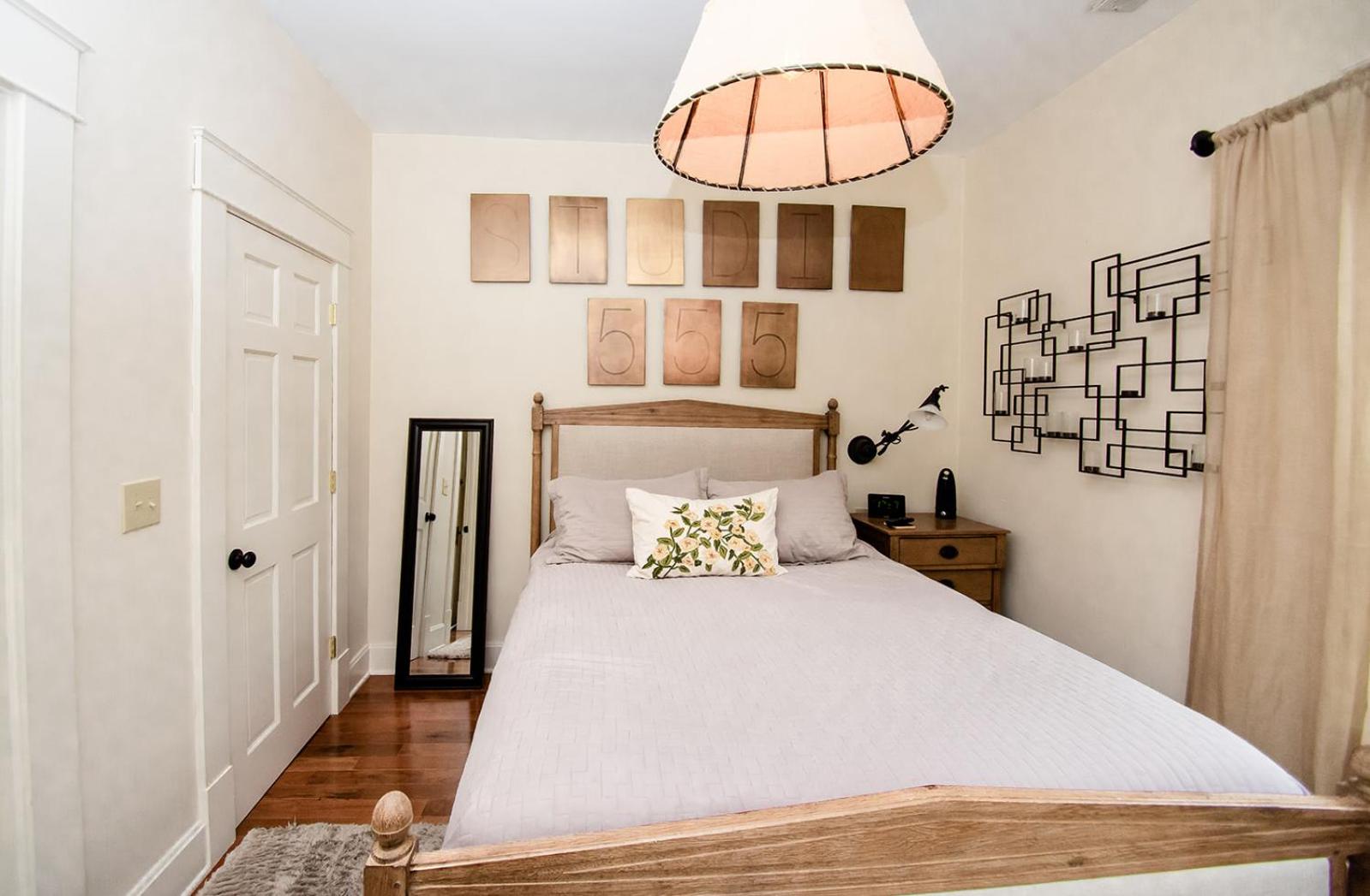 Deluxe One-Bedroom Apartment with City View photo 3