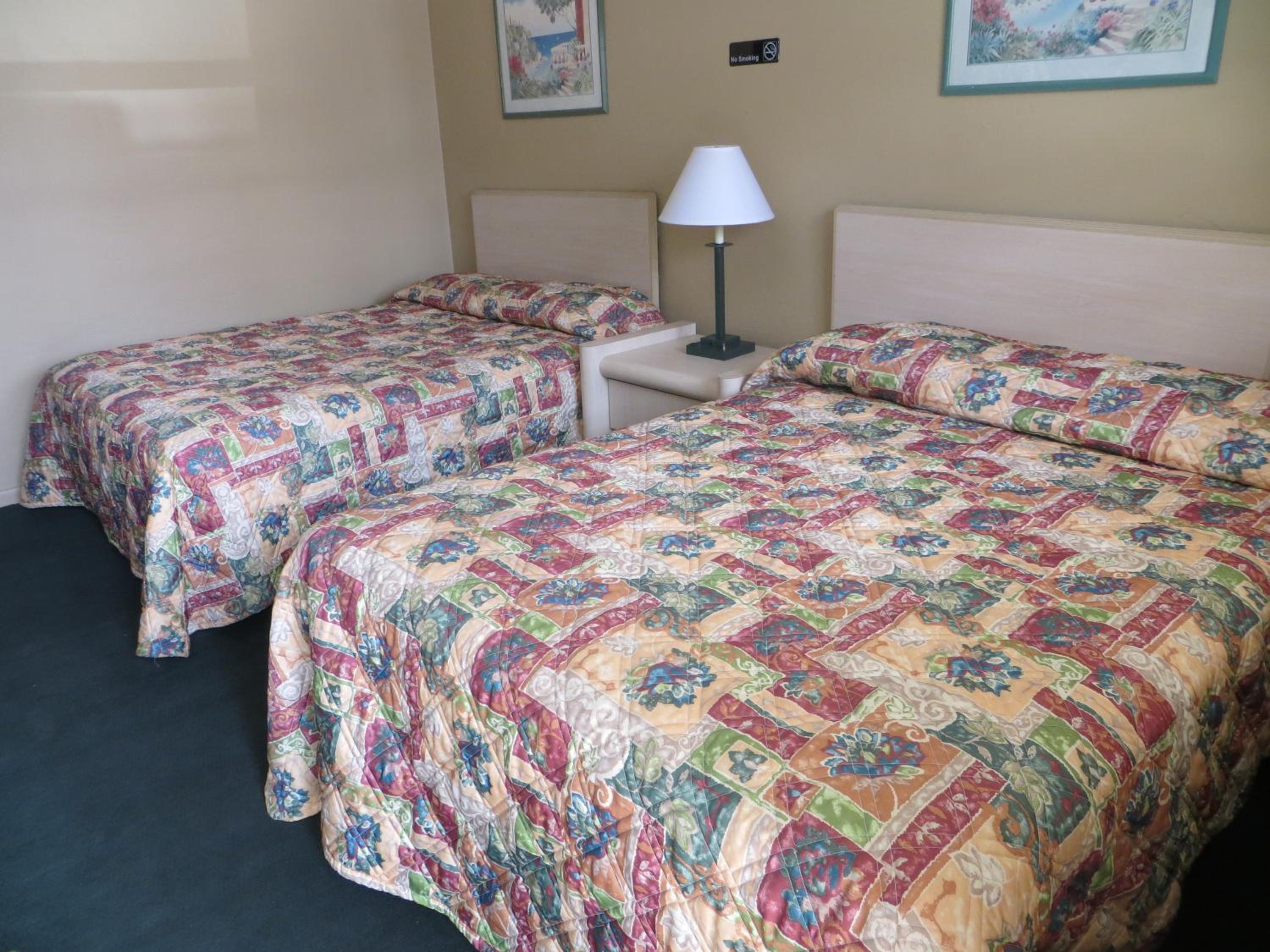 Double Room with Two Double Beds - Smoking - Photo 3