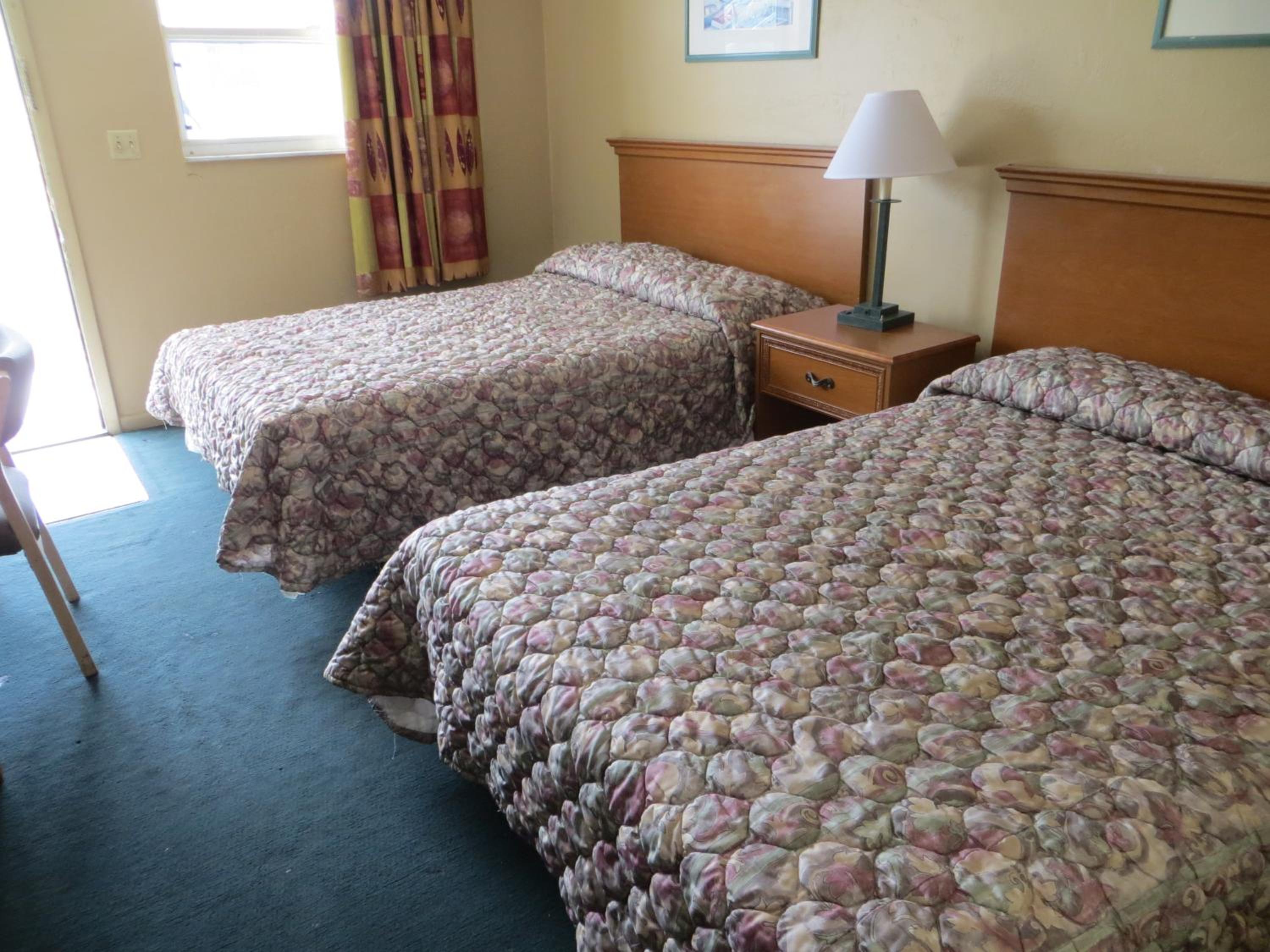 Queen Room with Two Queen Beds - Non-Smoking - Photo 4