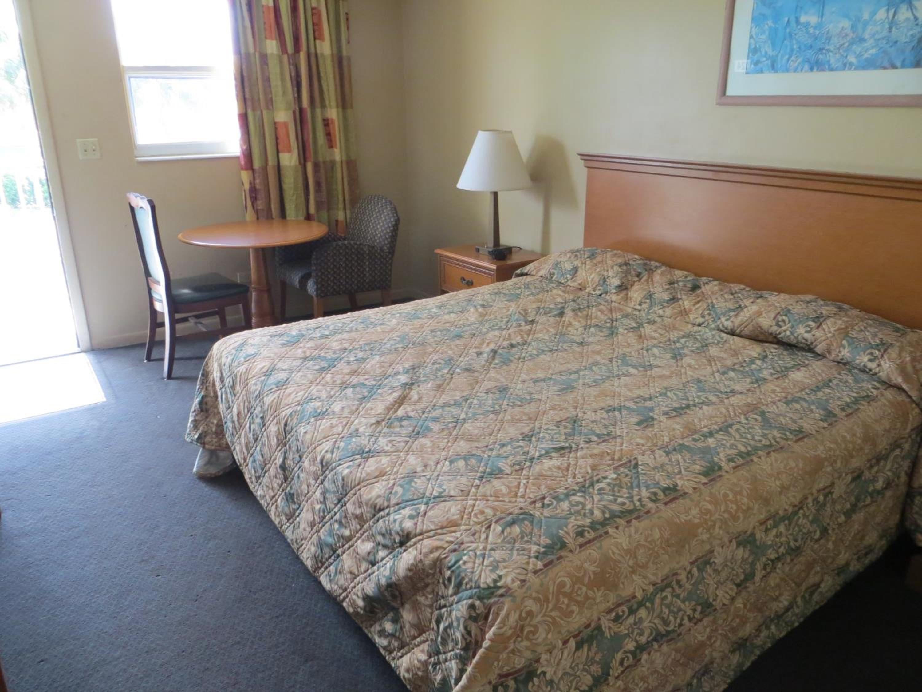 King Room - Non-Smoking - Photo 2