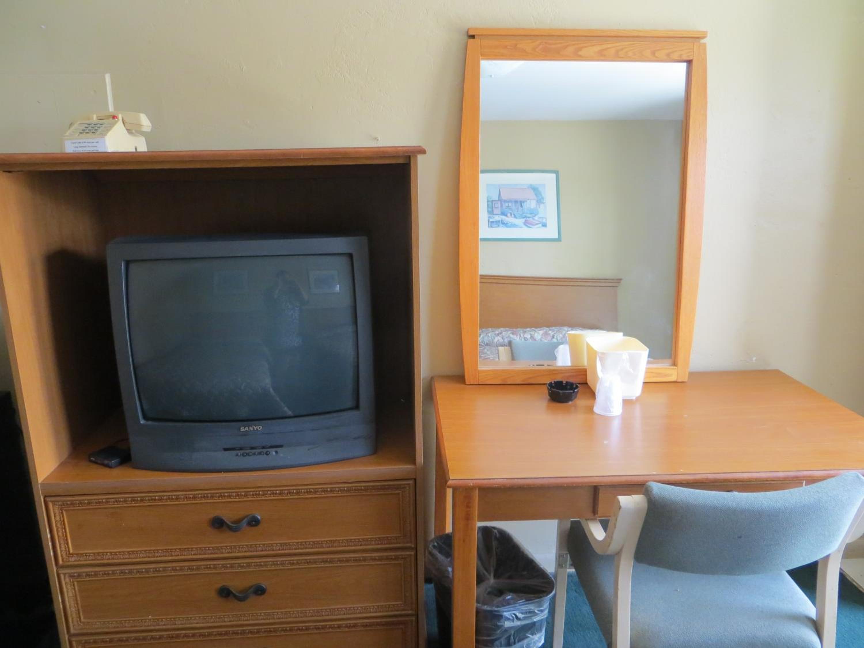 King Room - Non-Smoking - Photo 6