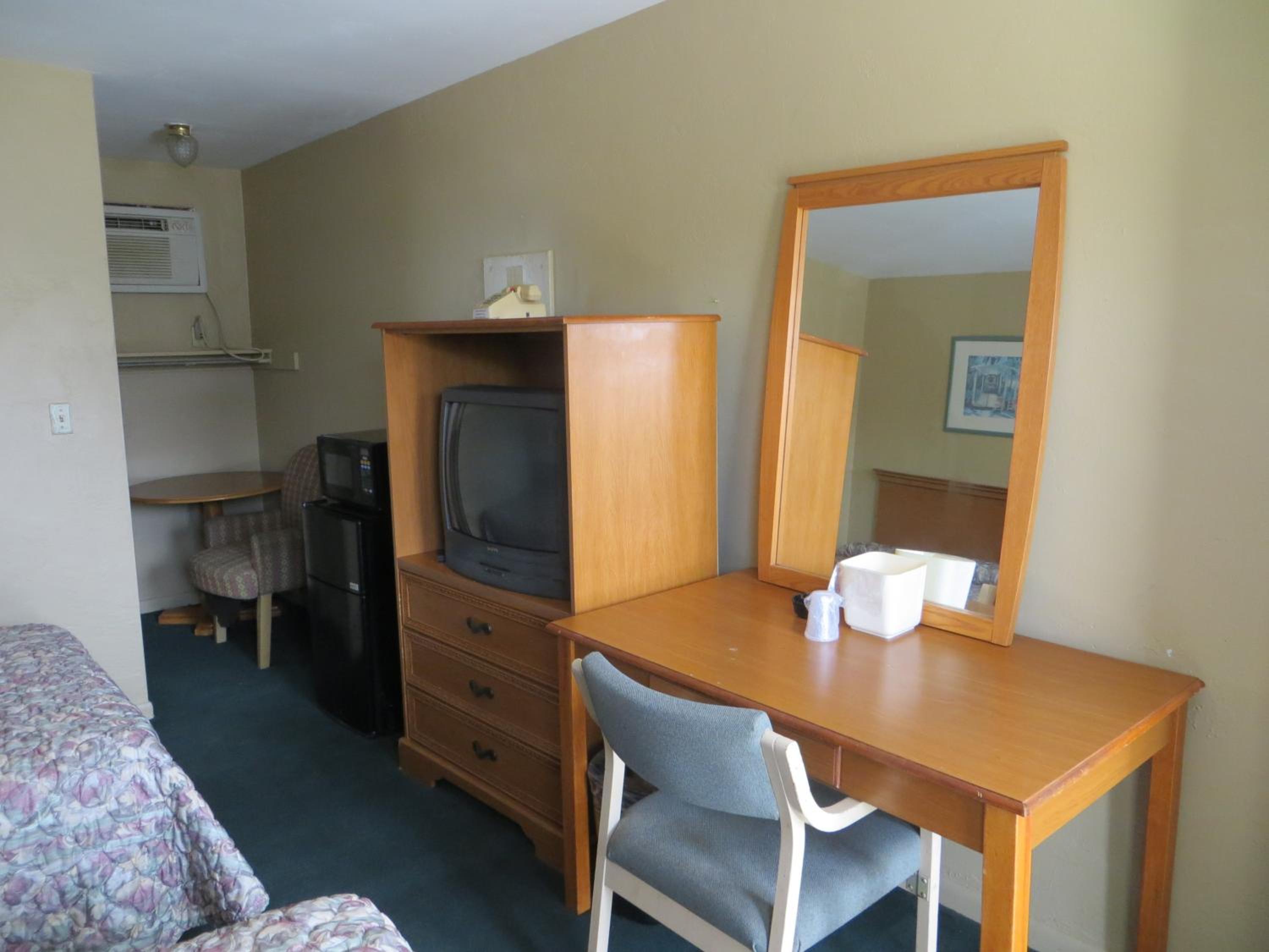 Queen Room with Two Queen Beds - Non-Smoking - Photo 2