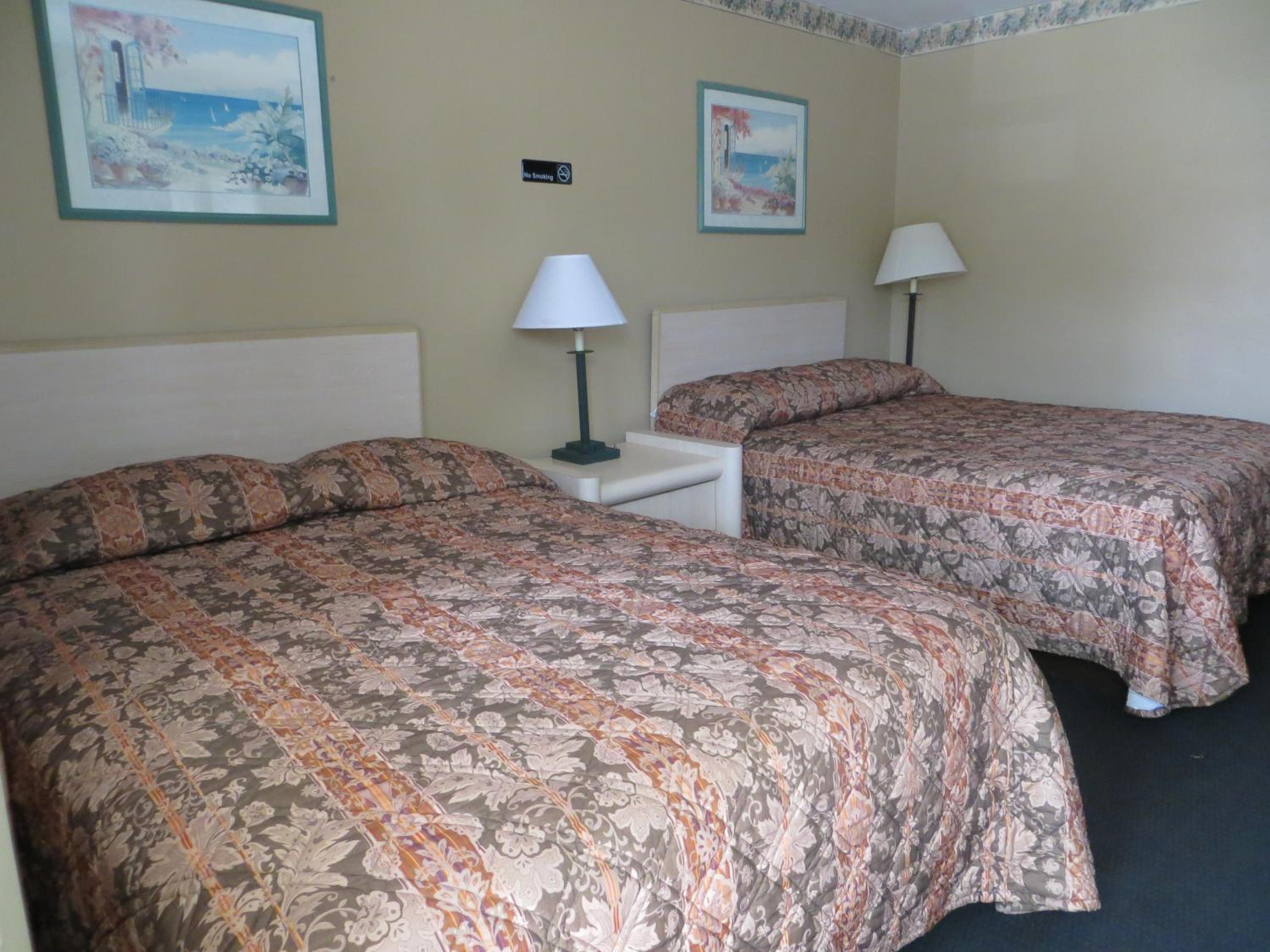 Queen Room with Two Queen Beds - Non-Smoking - Photo 1