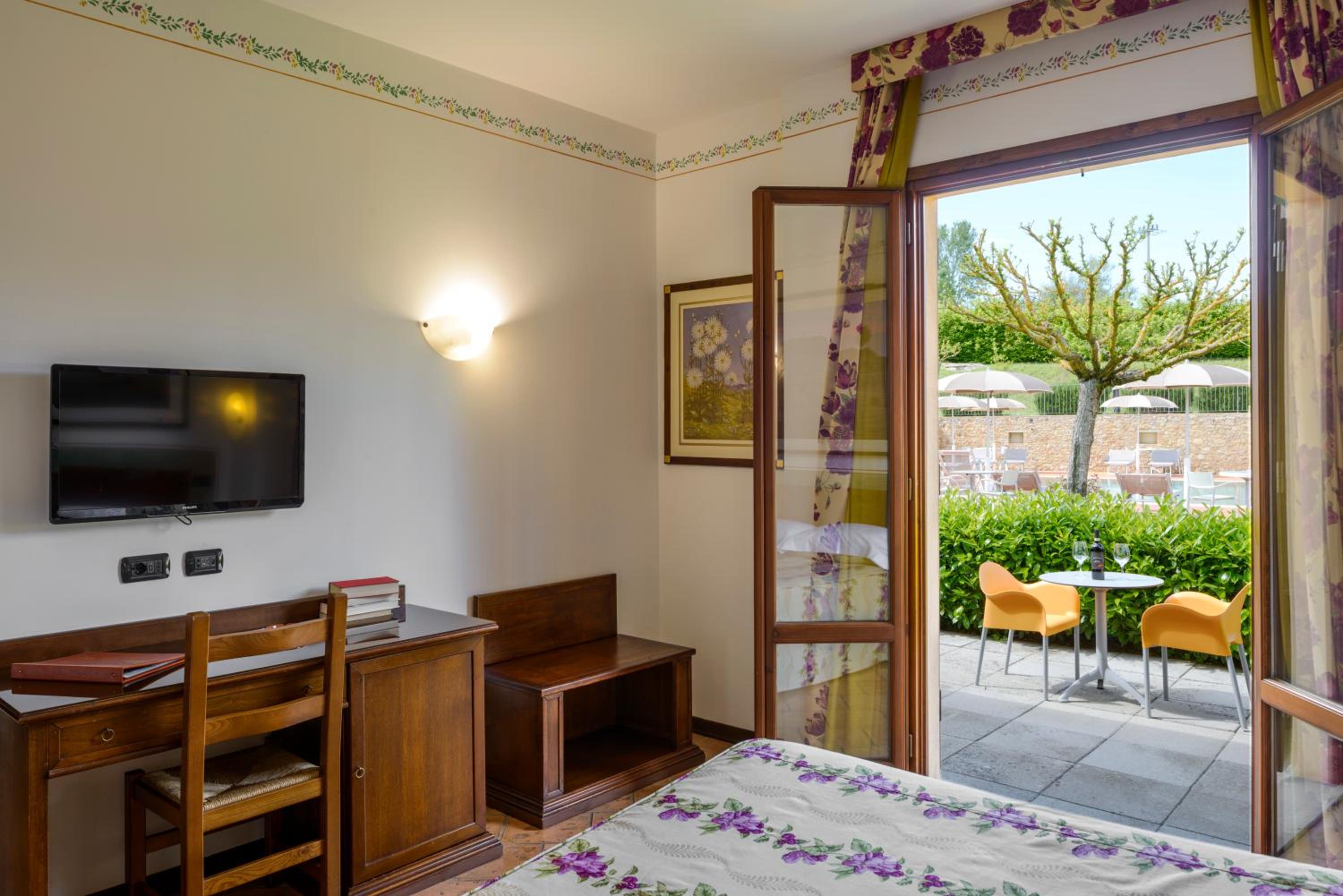 Double Room with Patio - Photo 9