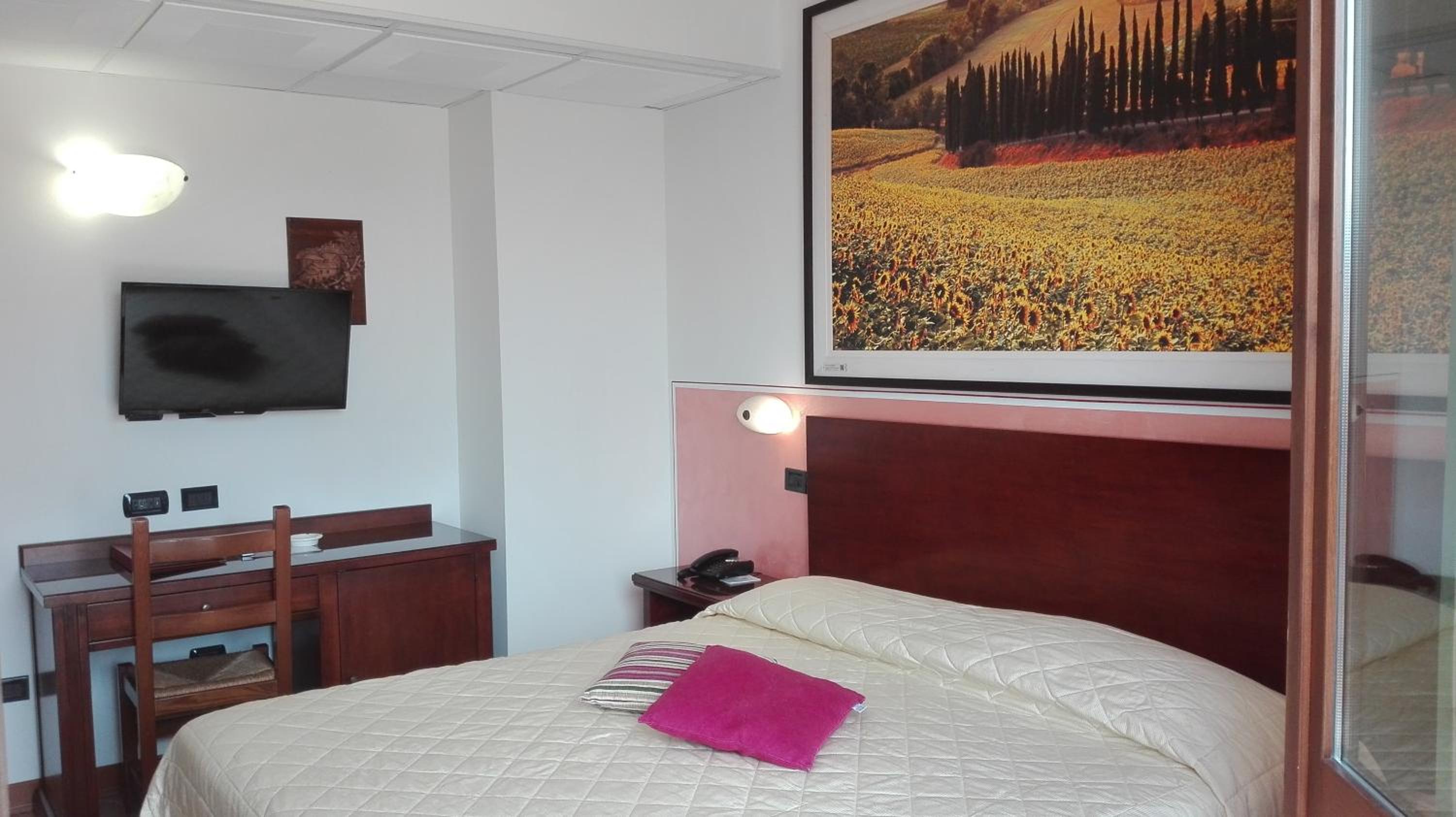 Economy Double Room Without Breakfast photo 2