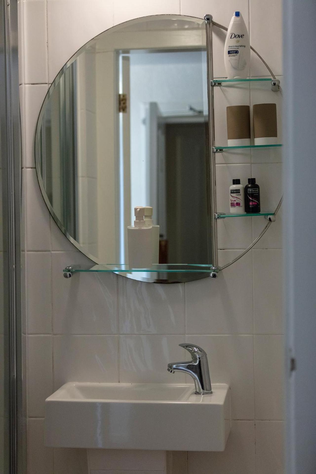 Deluxe Double Room with Shower - Photo 6