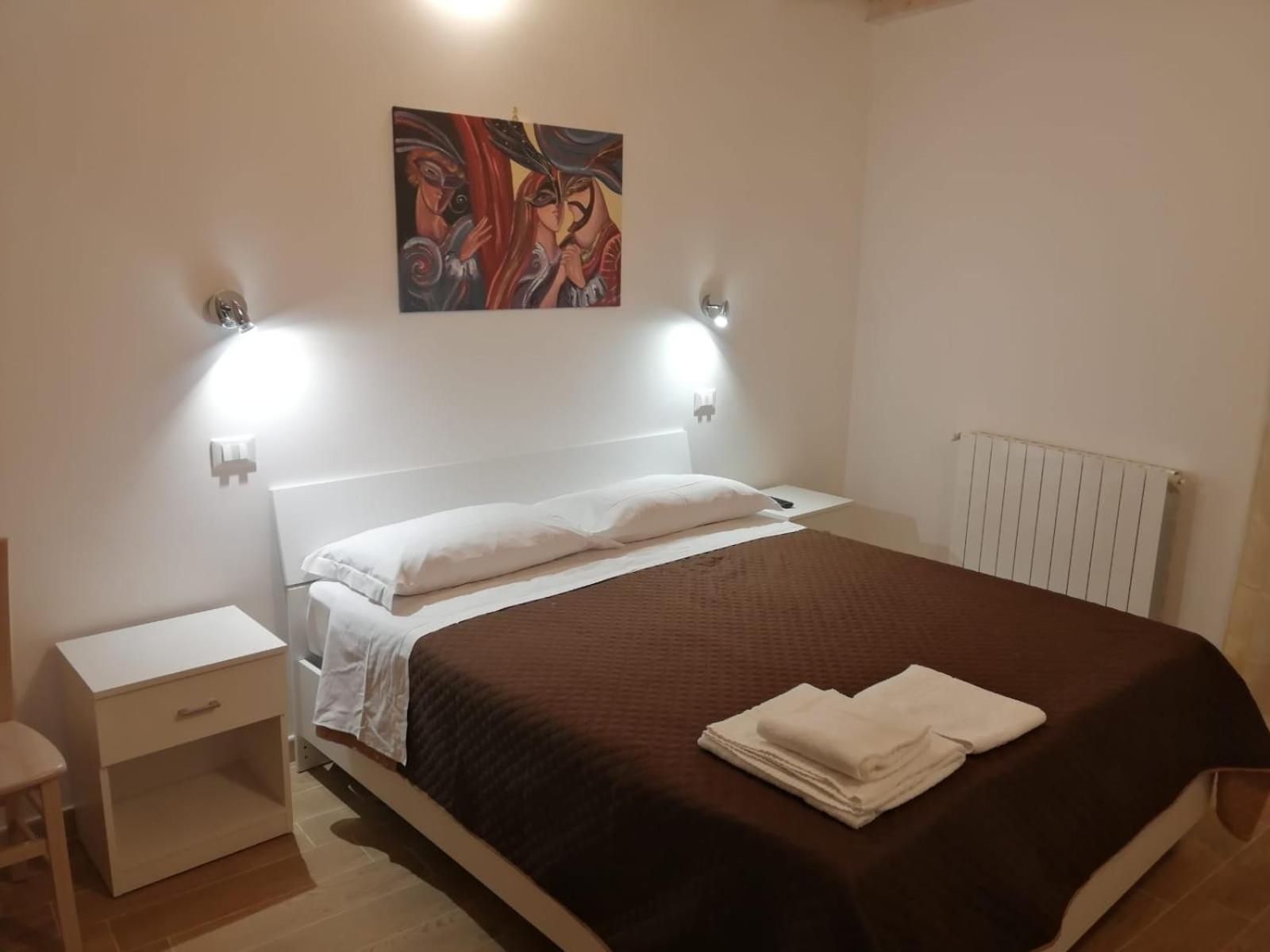 Double Room with Balcony - Photo 8