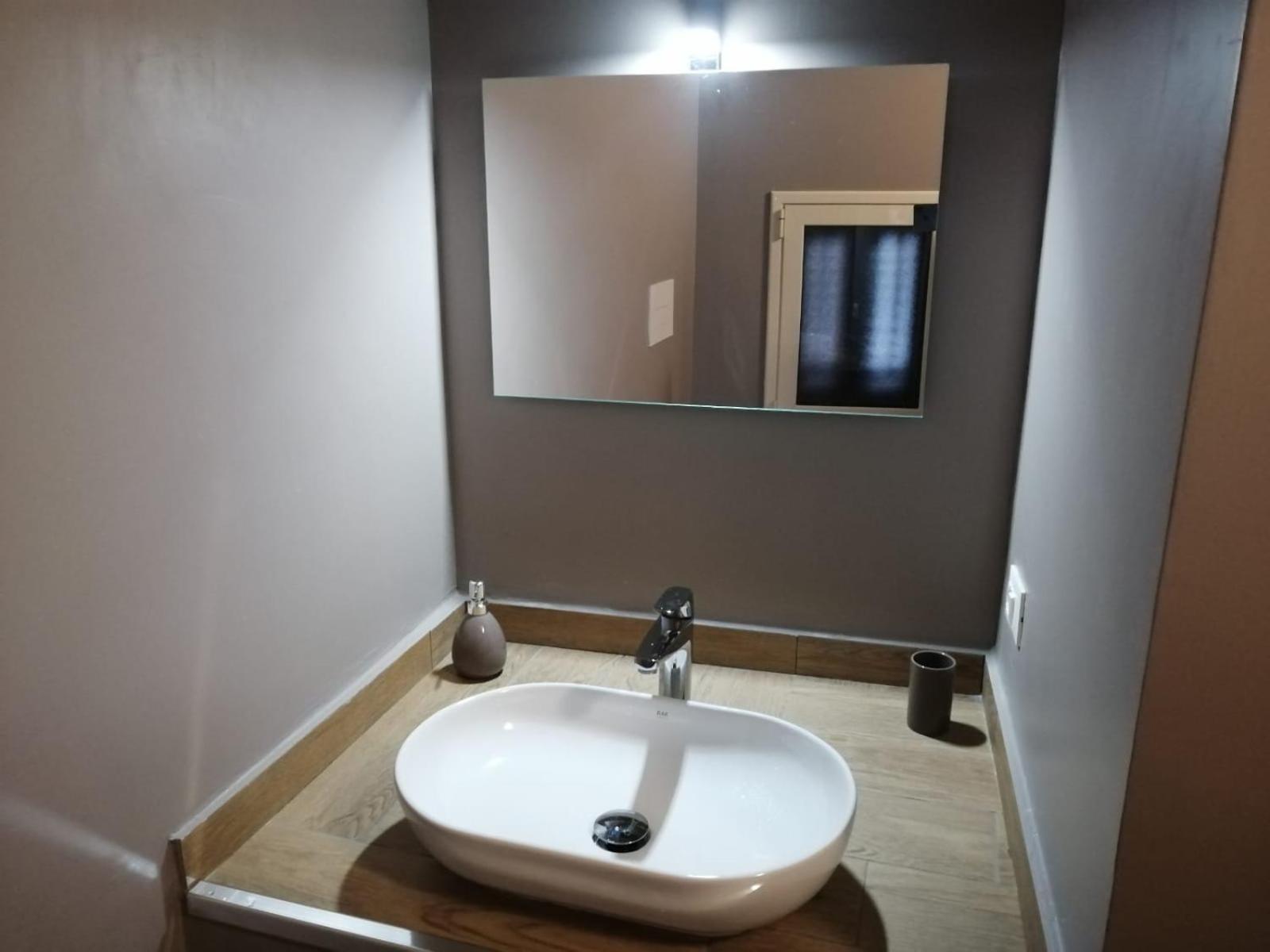 Double Room with Balcony - Photo 9