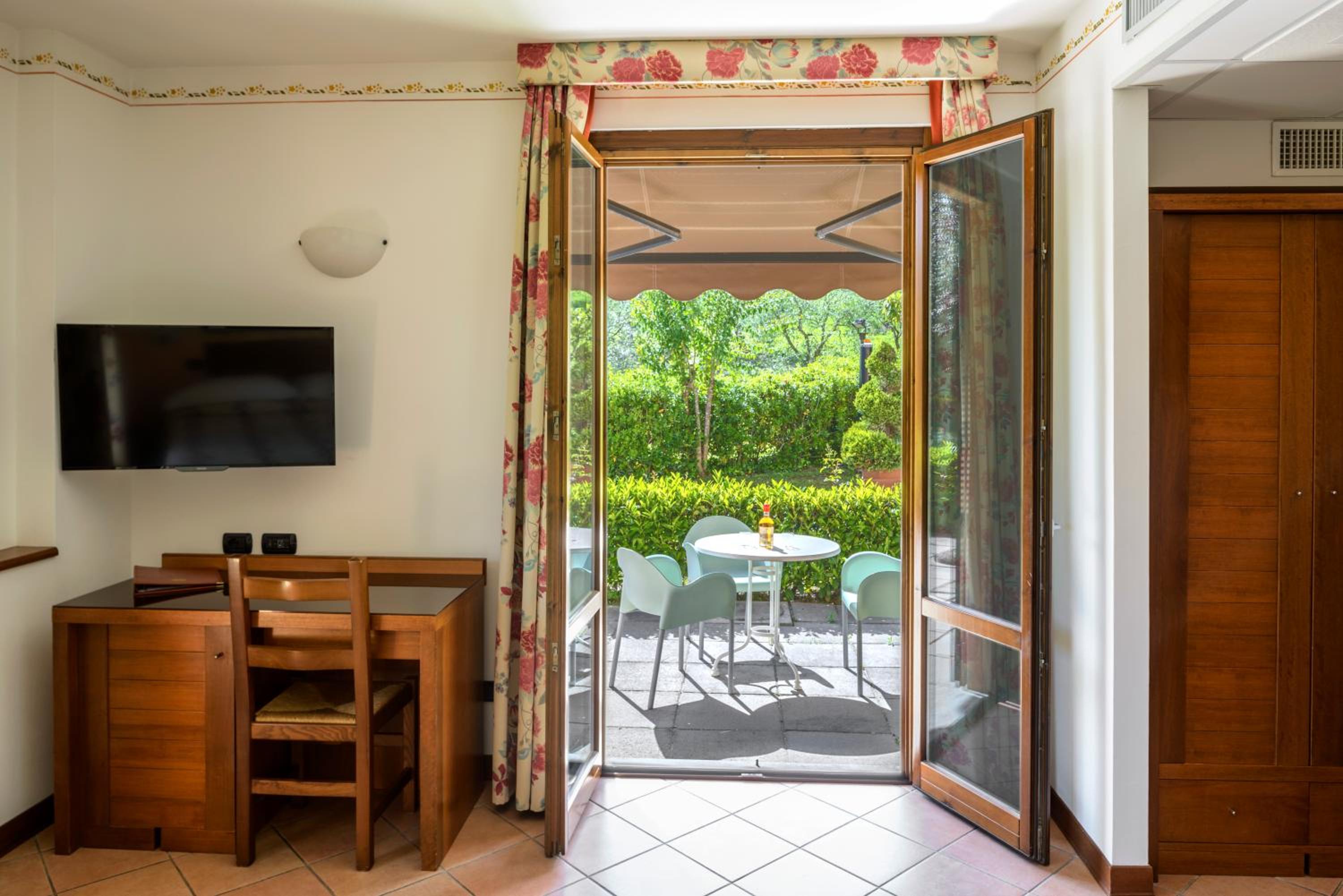 Double Room with Patio - Photo 11