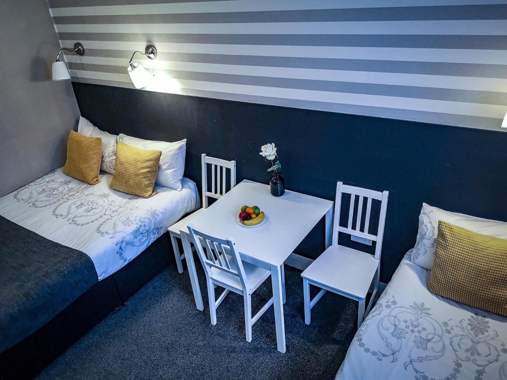 Economy Triple Room photo 2