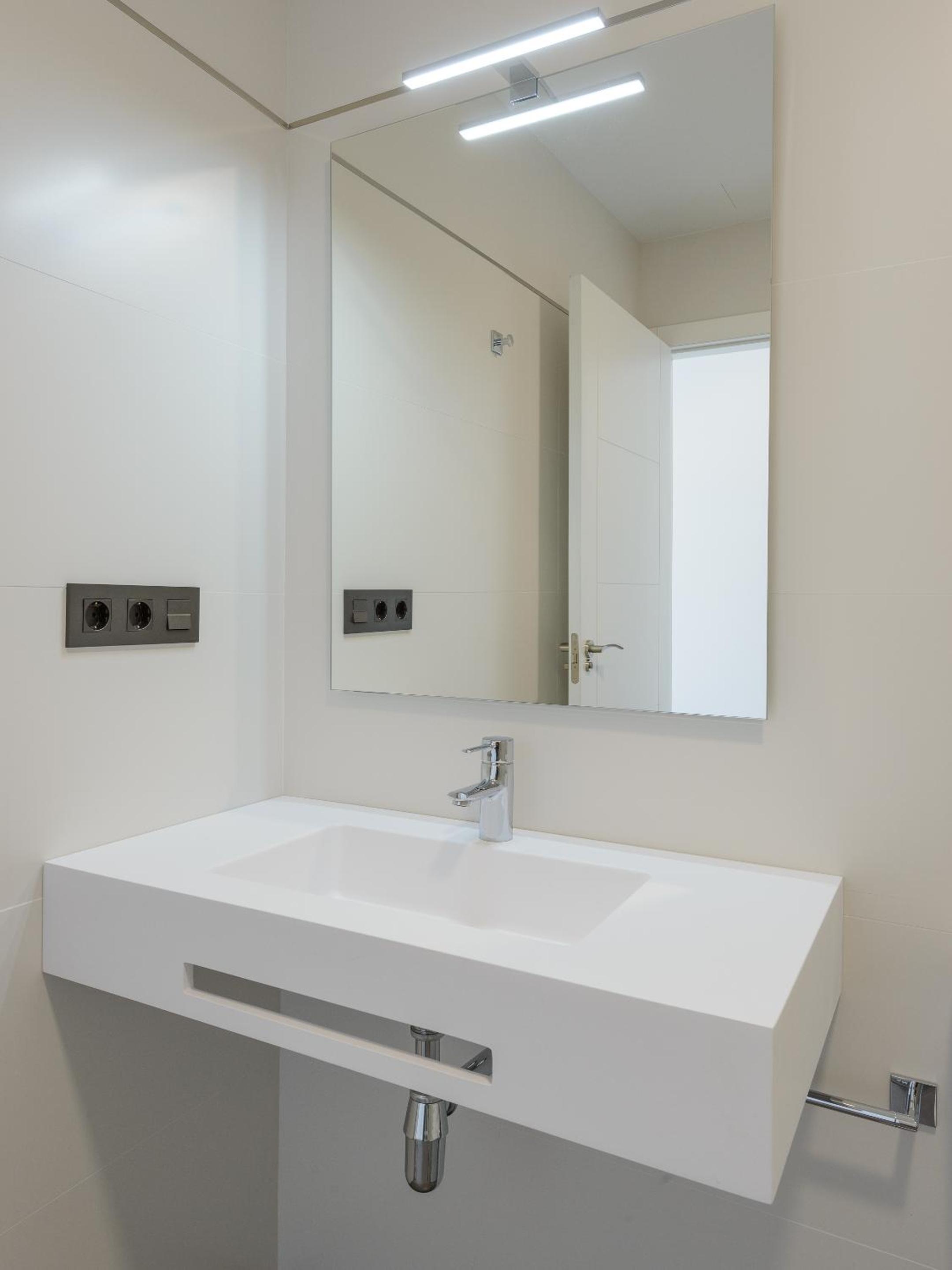 One-Bedroom Apartment with Sea View - Photo 14