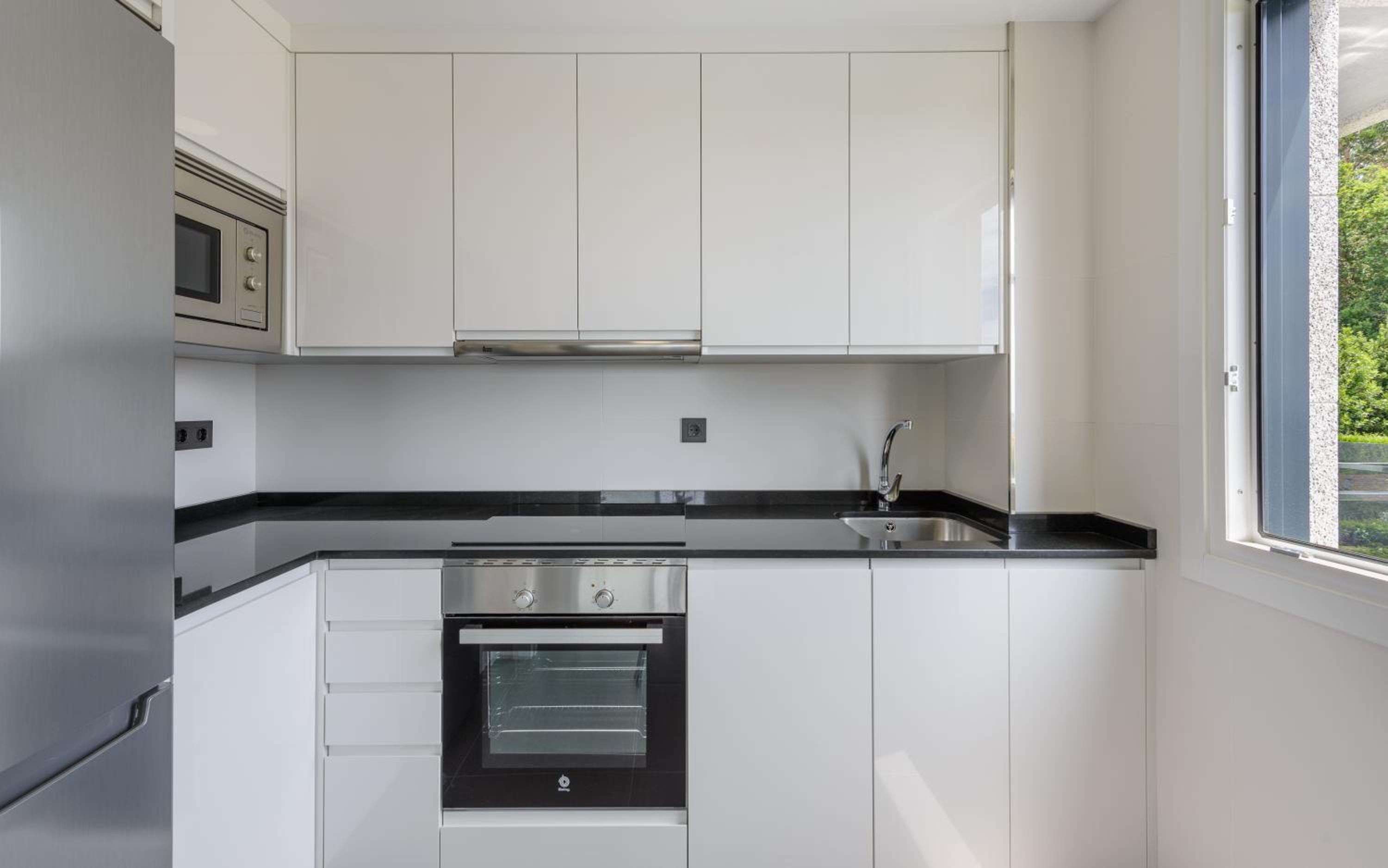 One-Bedroom Apartment with Sea View - Photo 10