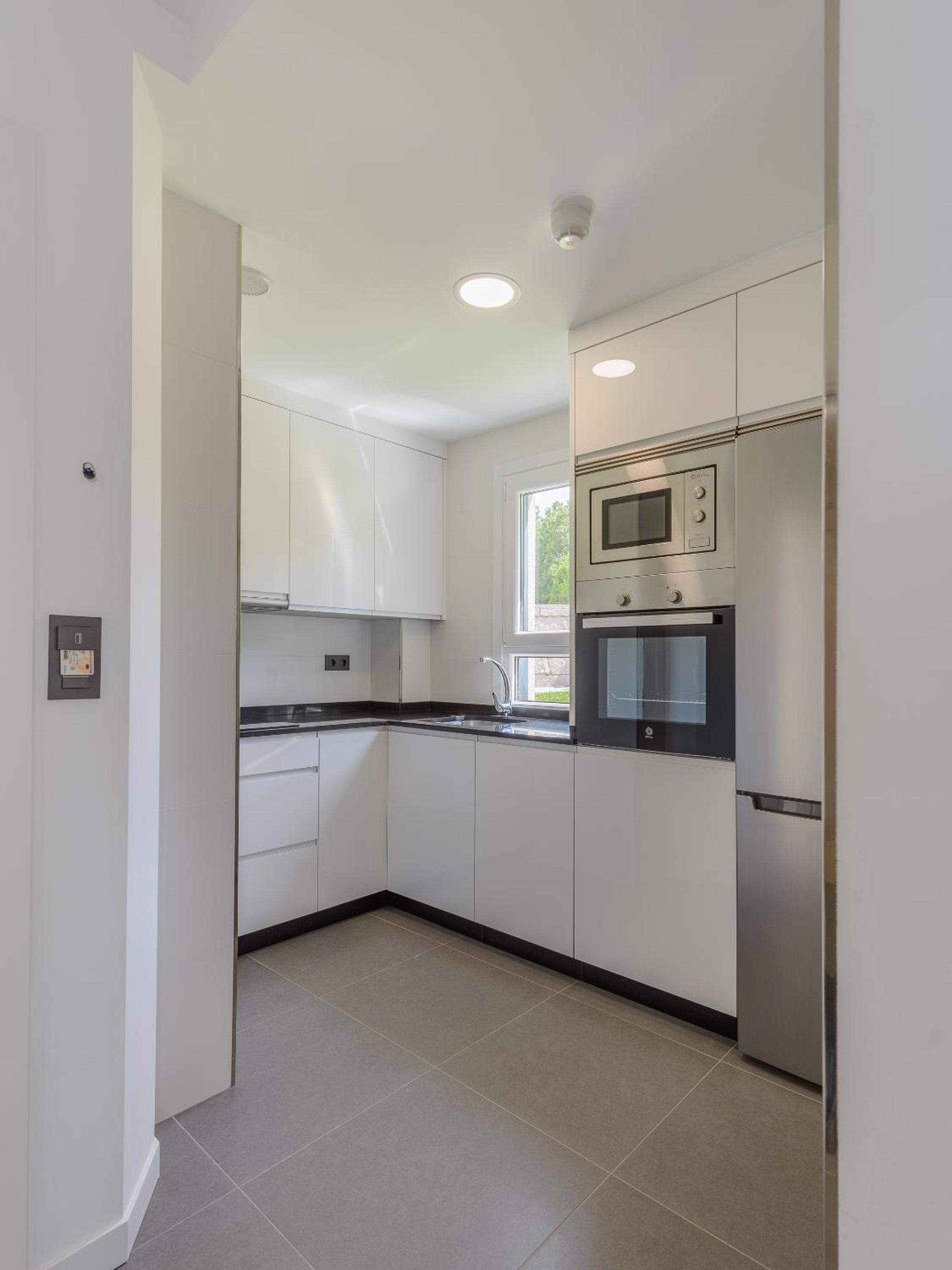 One-Bedroom Apartment with Sea View - Photo 16