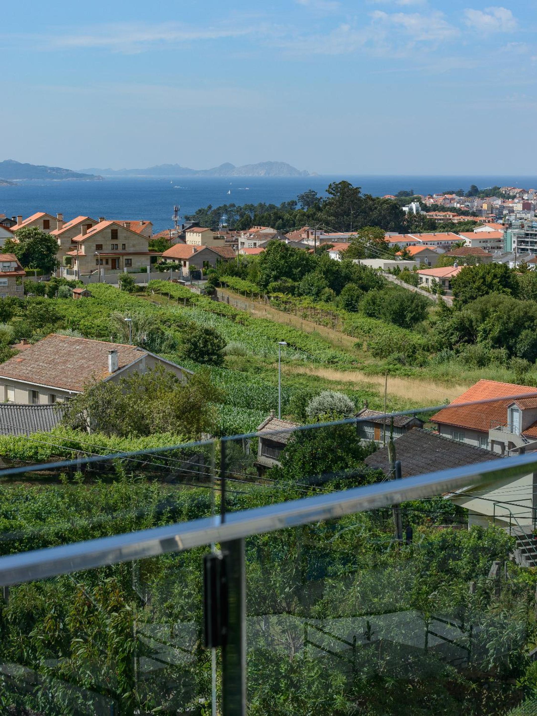 One-Bedroom Apartment with Sea View - Photo 11