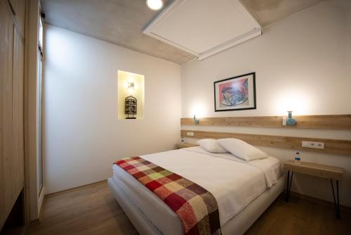 Deluxe Suite with Sea View - Photo 9