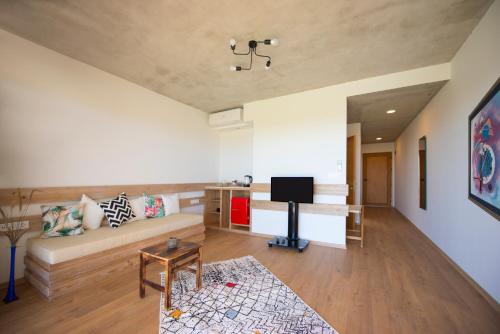 Deluxe Suite with Sea View - Photo 7