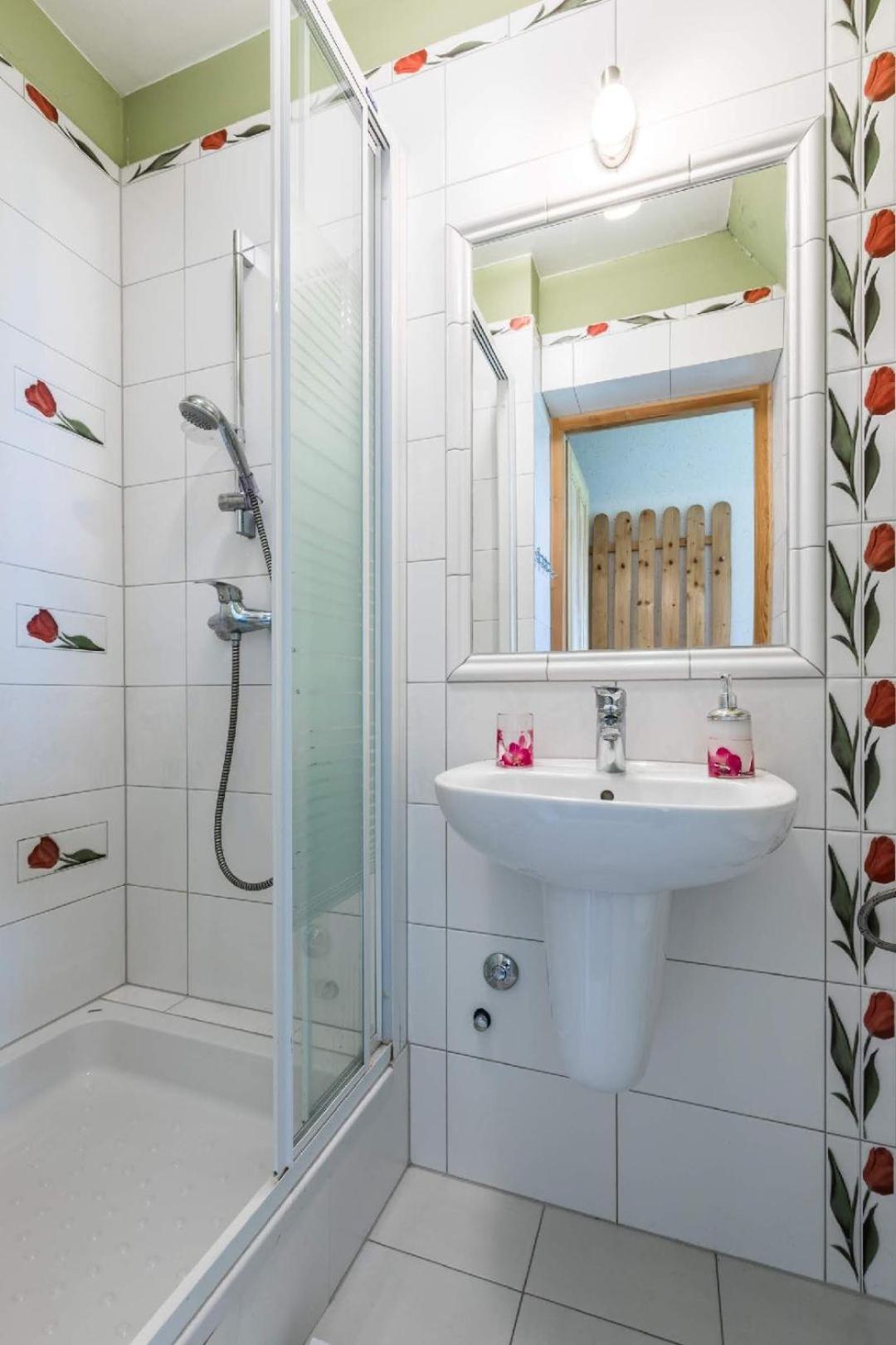 Large Double Room - Photo 22