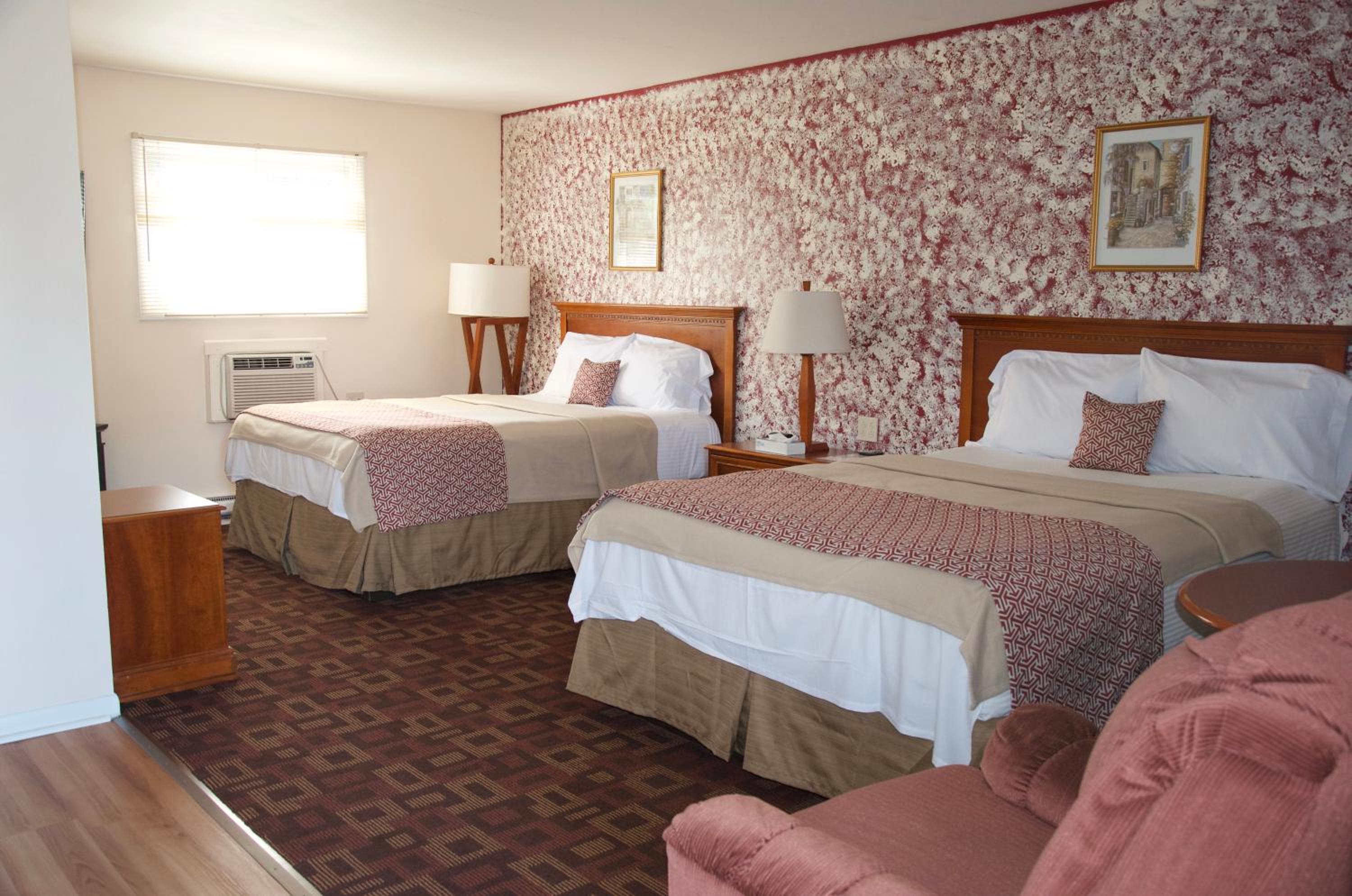 Superior Queen Room with Two Queen Beds - Photo 5