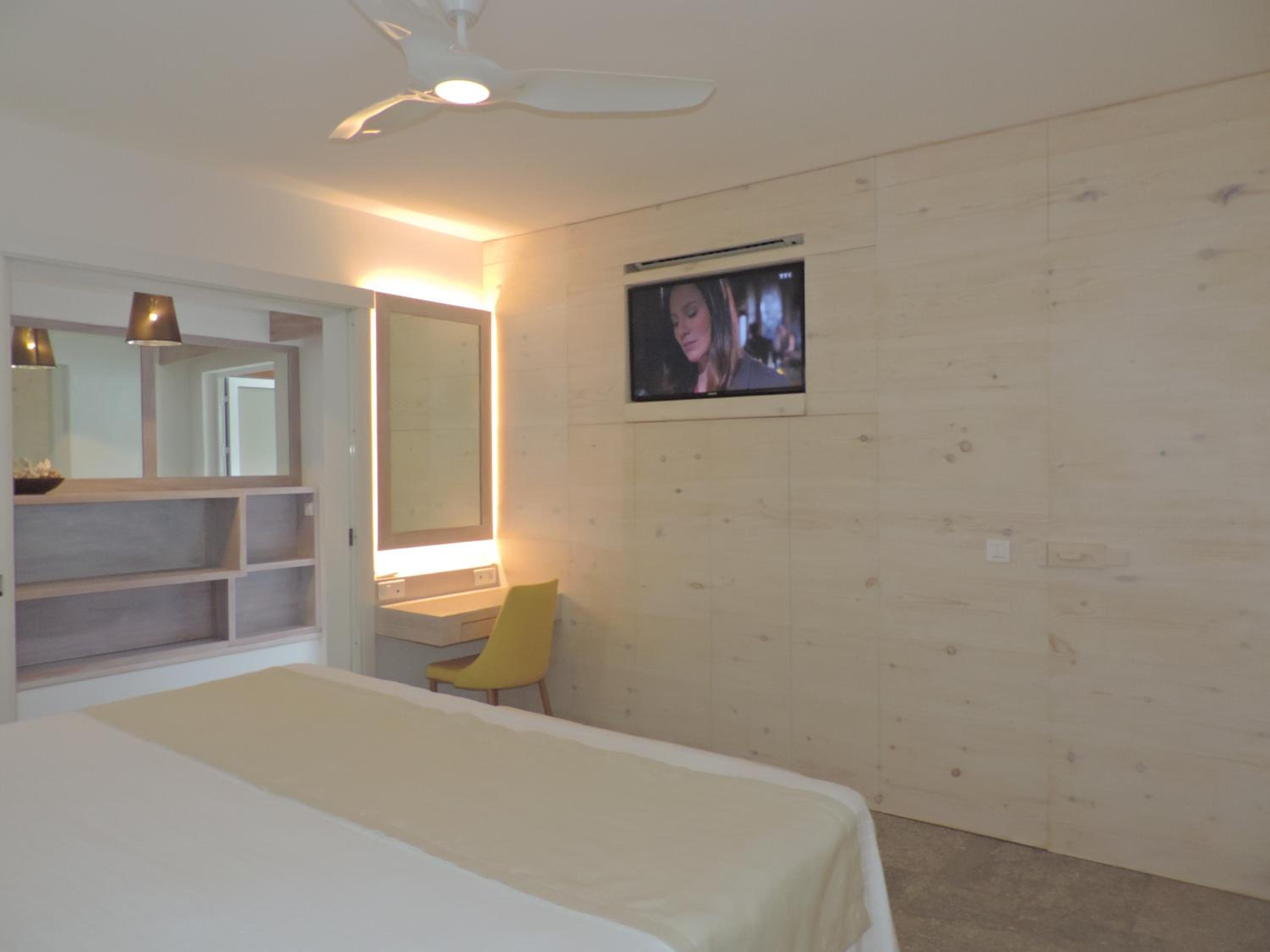 Two-Bedroom Suite with Jacuzzi, Beachfront photo 2