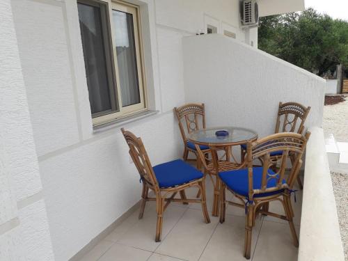Family Room with Balcony photo 3