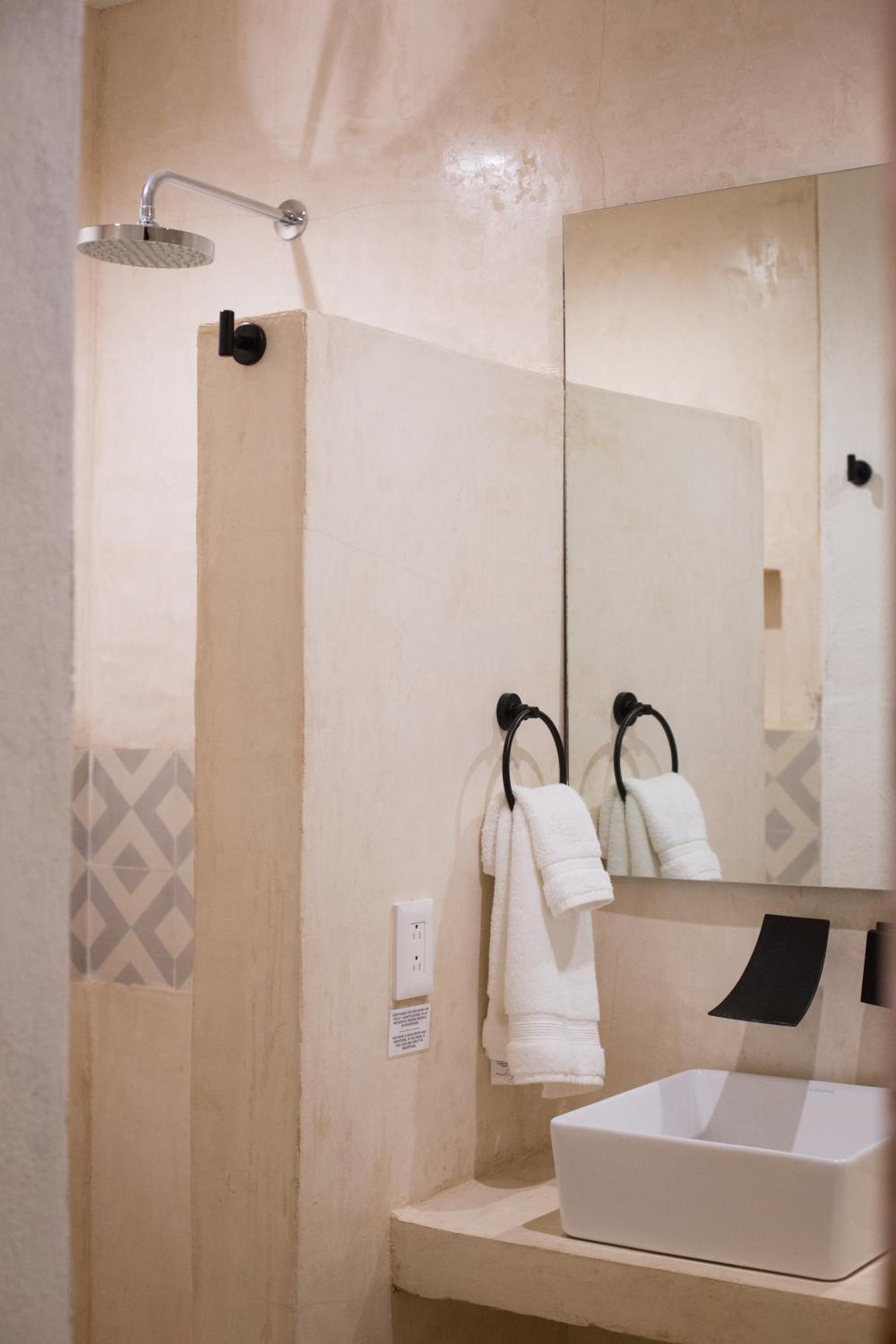 Twin Room - Photo 3